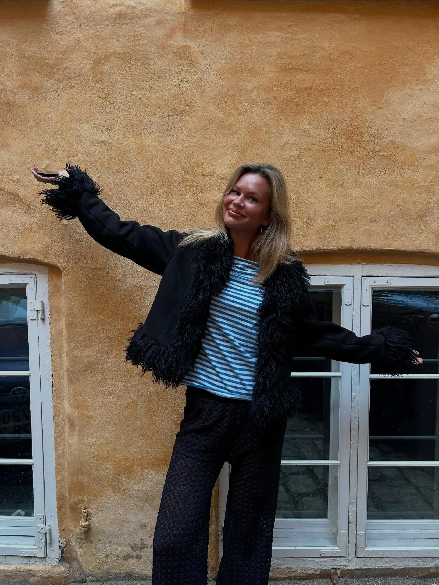 M&oslash;d Mille - vores nye marketingpraktikant. 🫶

M&aring;ske genkender du hende fra vores business shower, hvor hun havde en lille (men mindev&aelig;rdig) g&aelig;steoptr&aelig;den? 👀

Fordi, fun fact:
F&oslash;rst serverede hun til et af vores