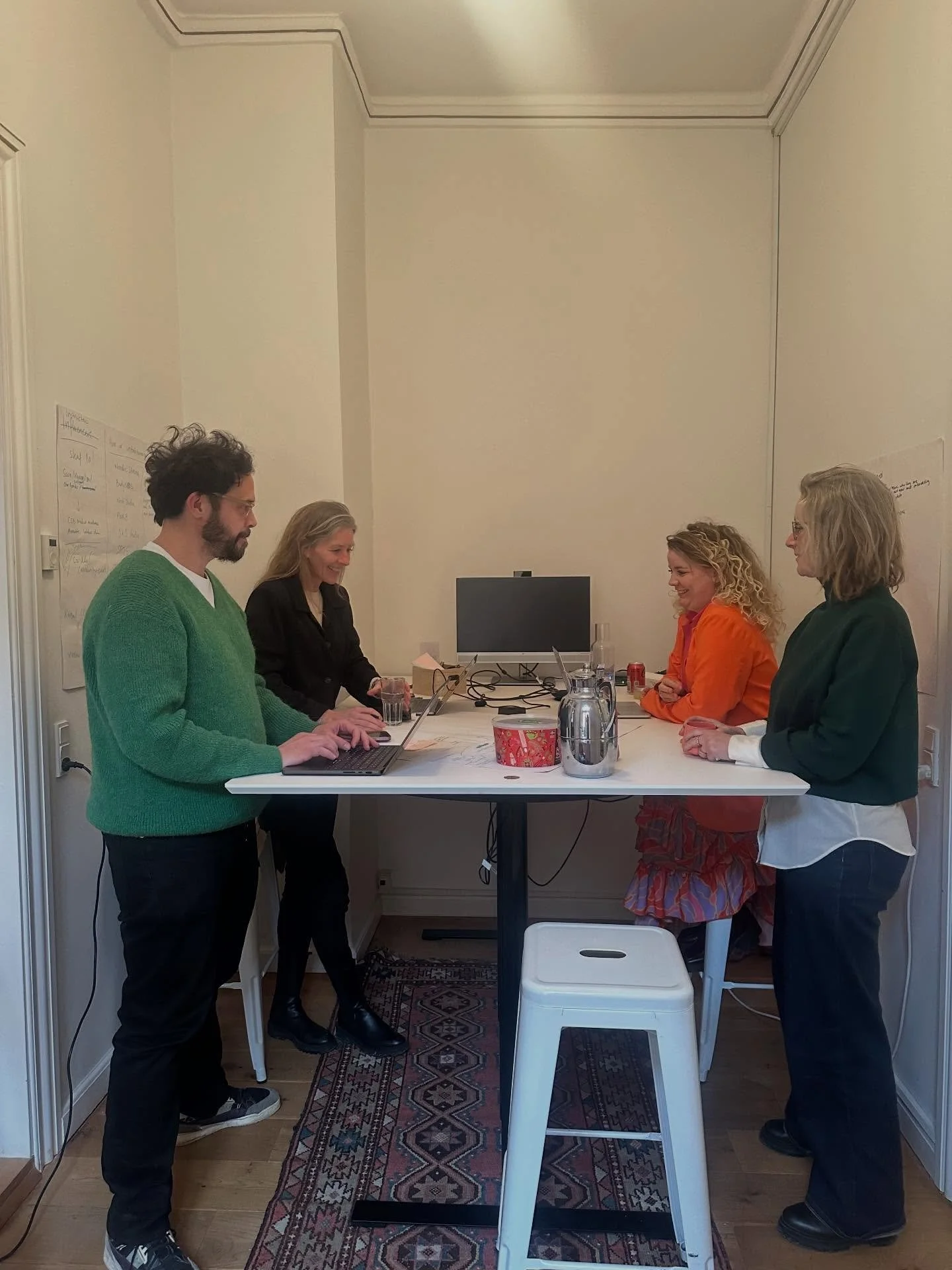 Nogle dage kr&aelig;ver bare en ekstra kop kaffe. ☕️
&Aring;rets f&oslash;rste store m&oslash;dedag hos Tabatwo var &eacute;n af dem.

Kaffen skulle i koppen - og blive der - for vi var officielt i launch-mode. 🎉
Ikke fordi id&eacute;erne var nye. M