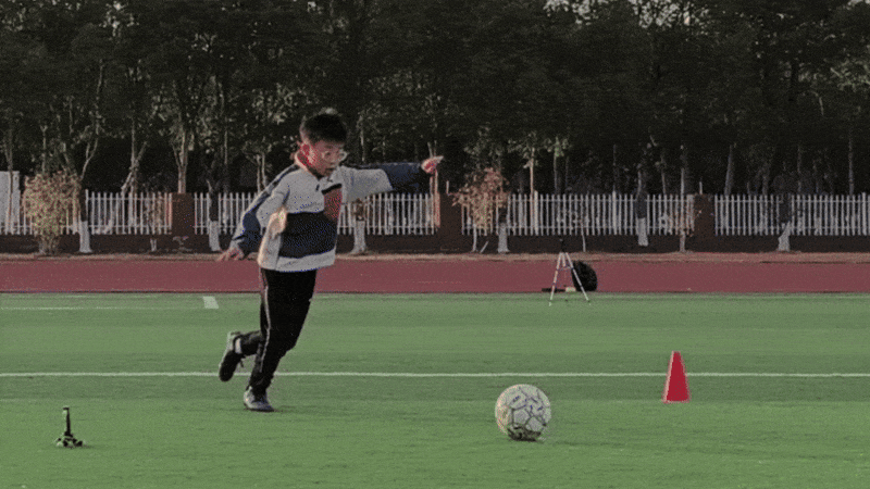 ANALYZING KICKING FOOT TRAJECTORIES IN YOUTH SOCCER PLAYERS