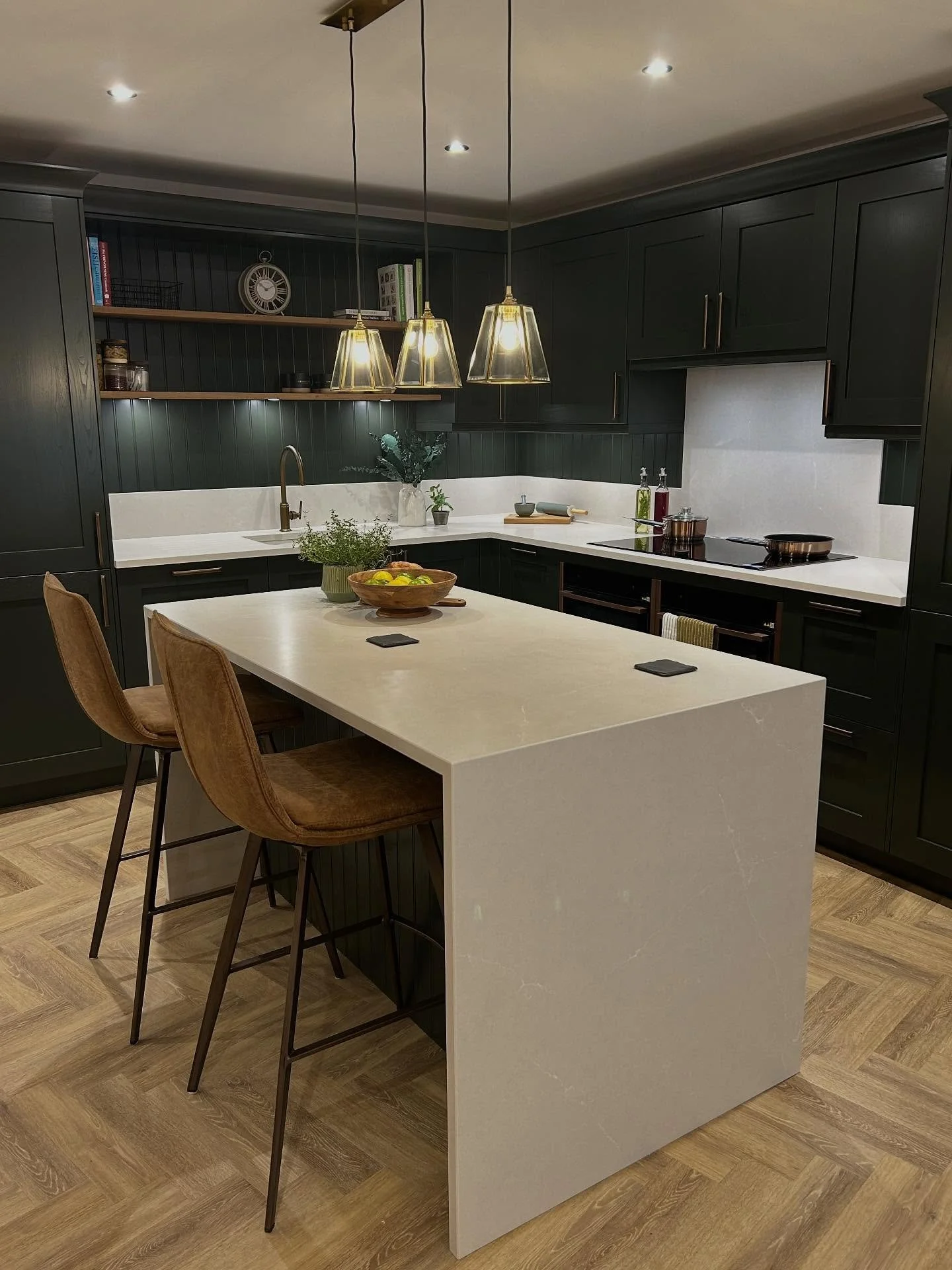 Our Hampton Display🌲🪵

Thank you to everyone who came to see us and those involved in the process of our showroom opening 🥂

Worktop: Silestone in Desert Silver (suede finish) - @cosentinouk @omega_stone_ltd 
Appliances - @neff_home 
Tap: Southban