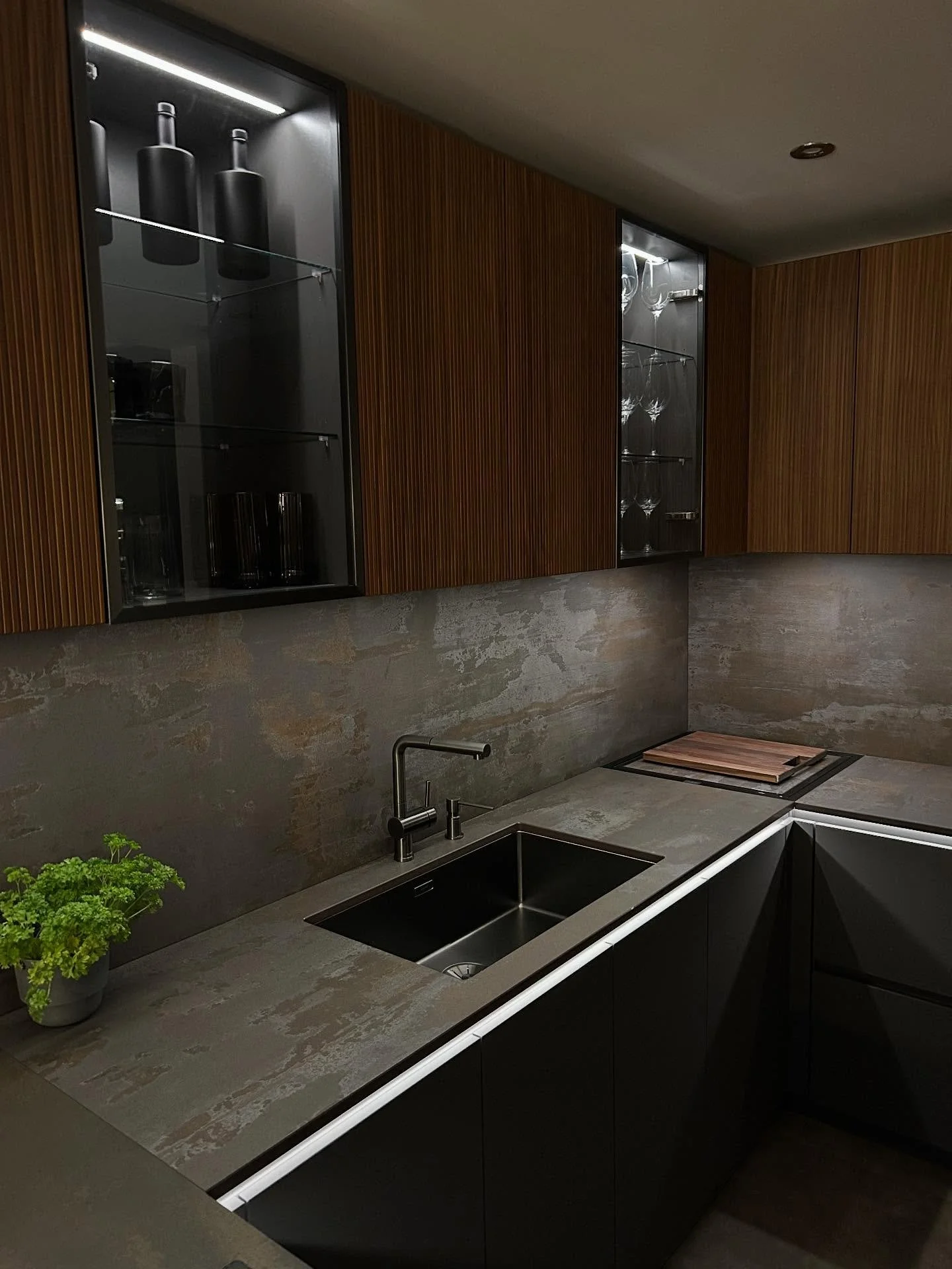 Set the mood with ambient lighting⚡️ 

With adjustable colour-temperature control and integrated motion-sensor lighting in your pull-out units, our smart LED lighting solutions are designed to fit seamlessly into your kitchen space.

Visit our new sh