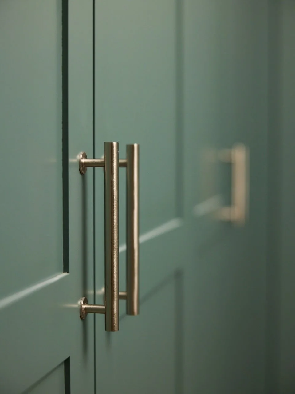 Bespoke, stylish and practical 🪵

Kitchens aren&rsquo;t our only speciality - we also design and install bespoke, made-to-measure wardrobes, tailored to suit your space and storage needs.

Visit our showroom to view our new wardrobe display and disc