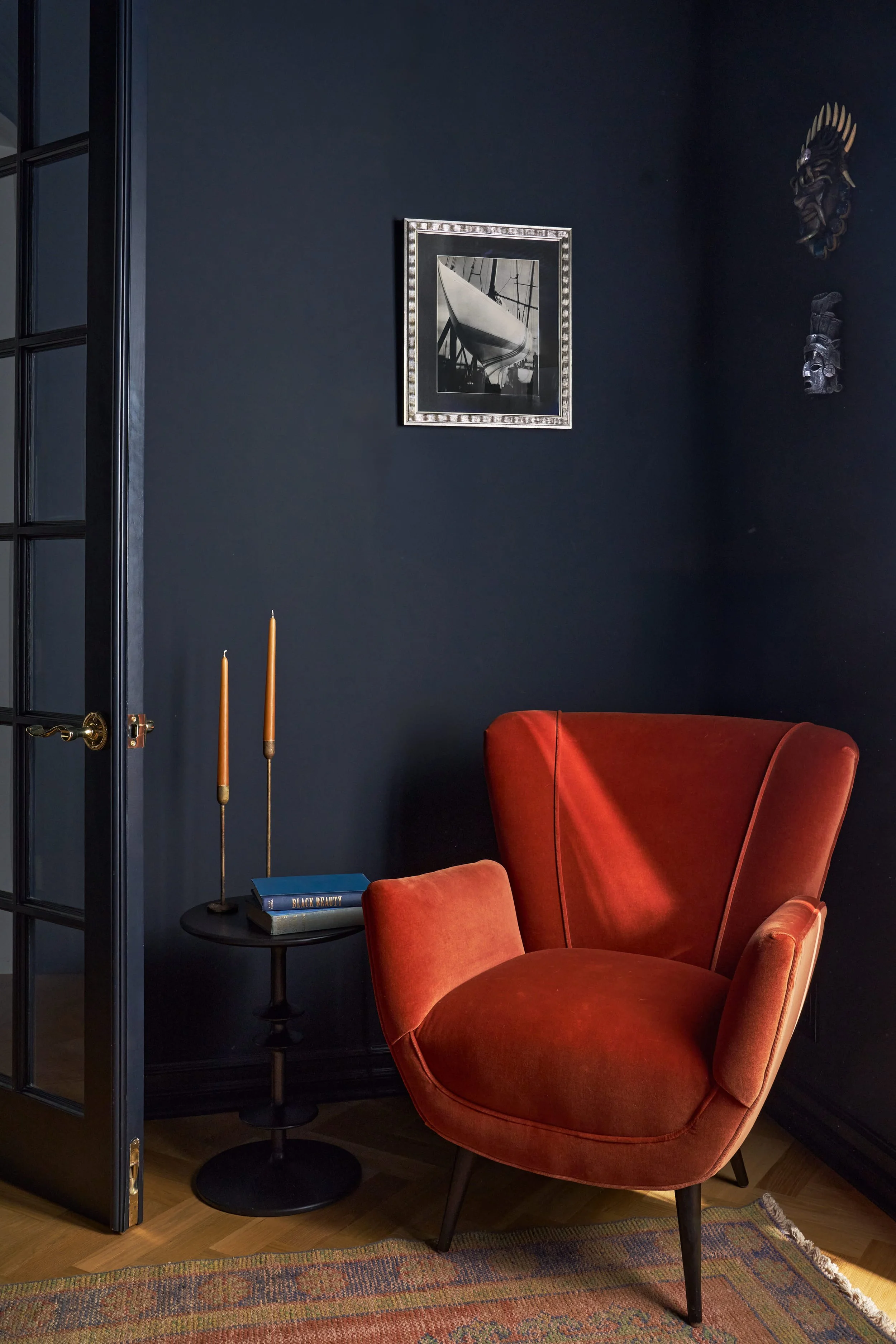 Modern living room designed by Albina & Co., featuring intentional details, fine craftsmanship, and a balance of comfort and style.
