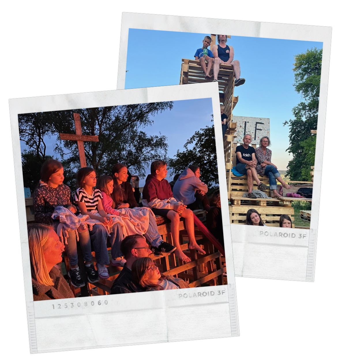 Zwei Bilder von Menschen im Freien, eines zeigt eine Gruppe von jungen Leuten, die bei Sonnenuntergang auf einer Holztribüne sitzen, das andere zeigt eine Gruppe auf einer selbstgebauten Holzplattform mit Blick auf die Landschaft, alle in einer ländlichen Umgebung.