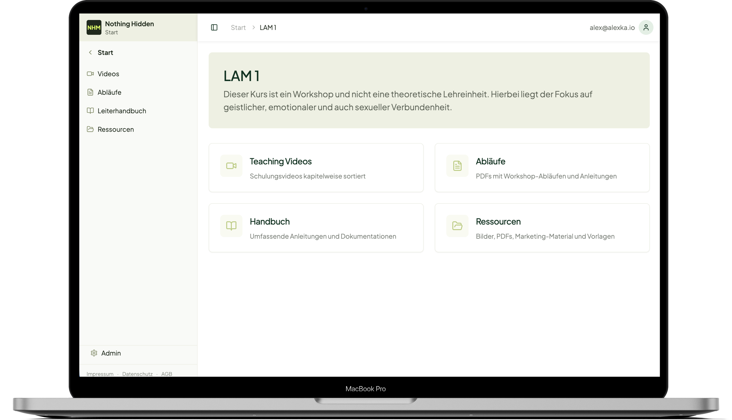Screenshot eines Online-Lernportals namens 'Nothing Hidden', das in deutscher Sprache angezeigt wird, mit Menüpunktlinks und einem Begrüßungstext auf der Startseite.