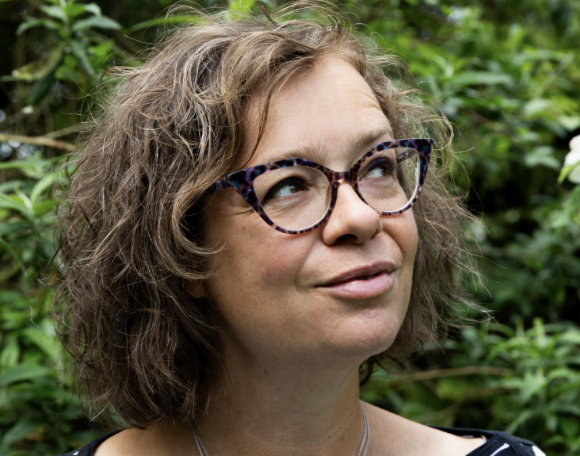 Going Dutchtube!, nr. 2 (Vrouwkje Tuinman reads her poem ‘Iemand die ik liever mis’/‘Someone I would rather go without’ in Dutch &amp; English)