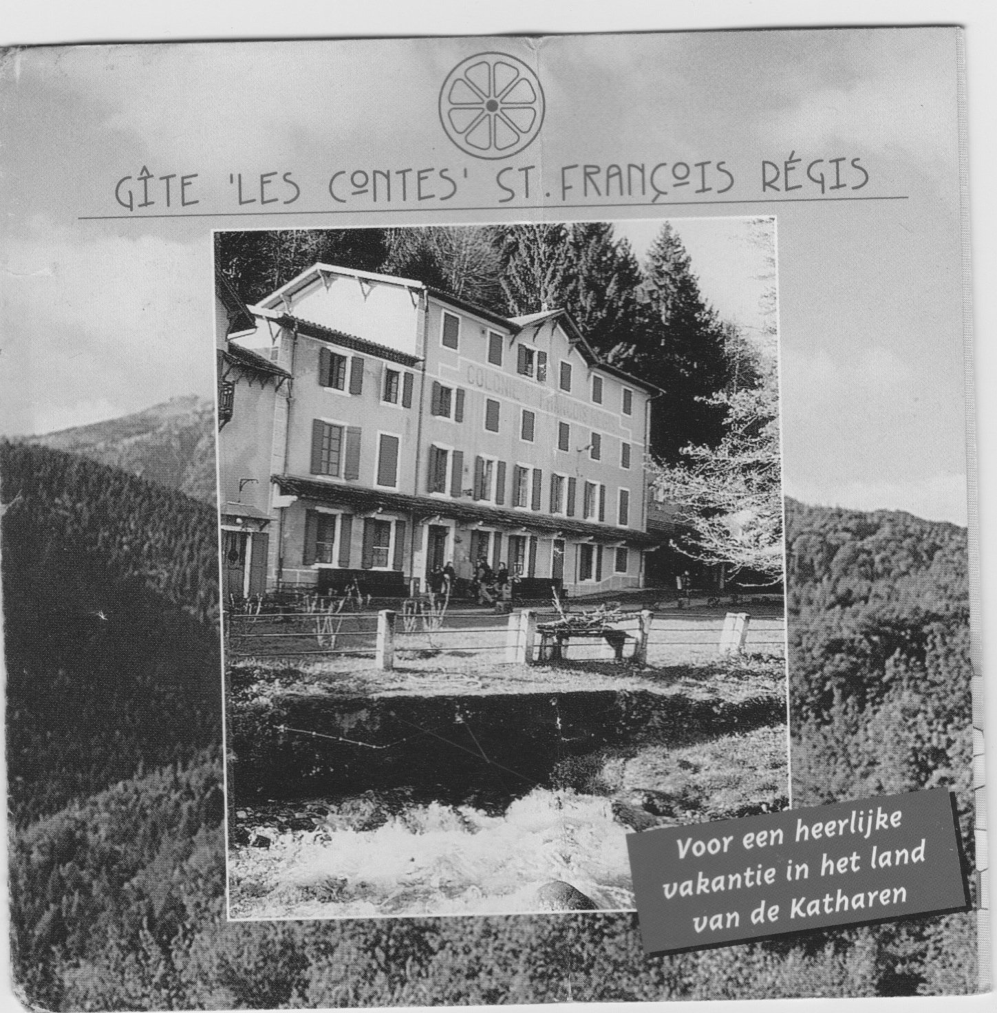 A black and white photograph of a large, multi-story hotel or guesthouse with a sign reading "COL" on the front, surrounded by trees. The image is on a poster with handwritten text at the top: 'GÎTE 'LES CONTES' ST. FRANÇOIS RÉGIS' and a lemon slice illustration at the top. There is a small black banner at the bottom right with white Dutch text, 'Voor een heerlijke vakantie in het land van de Katharen,' which translates to 'For a wonderful vacation in the land of the Cathars.'