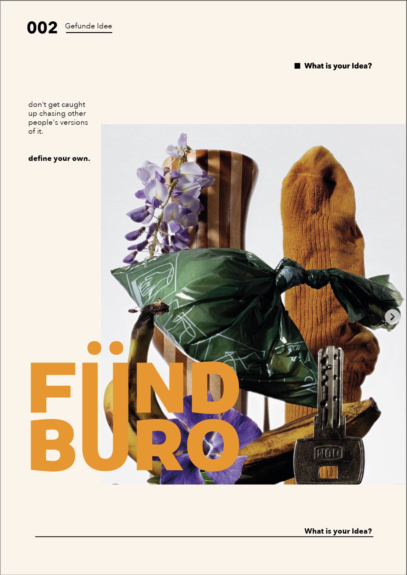 Ein Collage-Bild mit einem Holzknauf, einer Tasche aus grüner Plastikfolie, einer Metallklammer, einer braunen Holzfigur, blauen und violetten Blumen, einem Schlüssel und dem Text "FUND BUERO" in großen orangen Buchstaben, zusammengestellt auf hellem