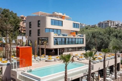 Sun on your skin, a cold drink in hand, and nothing but blue skies ahead&hellip; this is what July in Spain is all about ☀️

We&rsquo;ve found you a stunning escape to Fuengirola, Costa del Sol &mdash; where you can expect glorious 28&ndash;32&deg;C 
