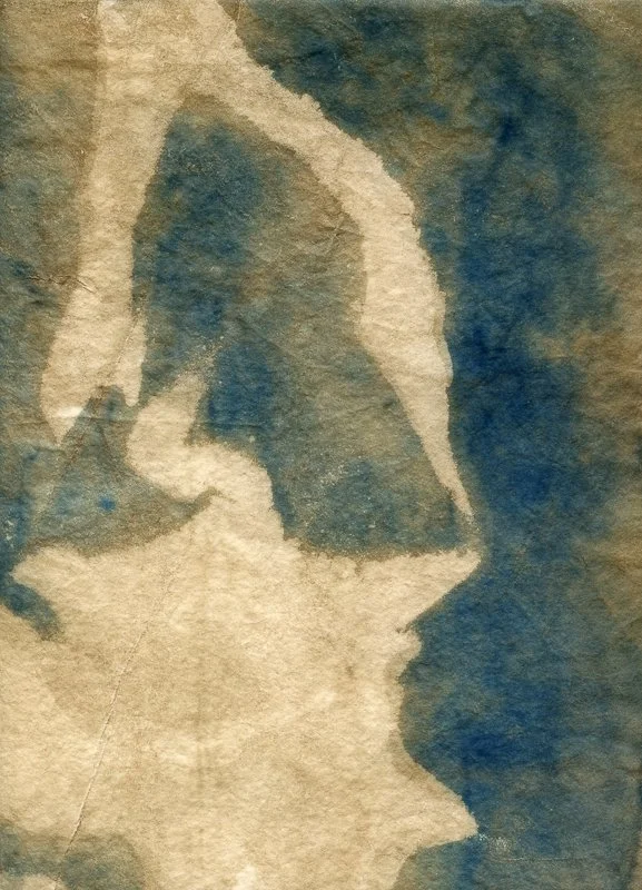 Photogram of sand from the quarry scattered it directly onto photosensitive cyanotype paper. Acting simultaneously as material, trace, and witness, the sand interrupted the passage of light, producing a unique photogram whose image was generated not 