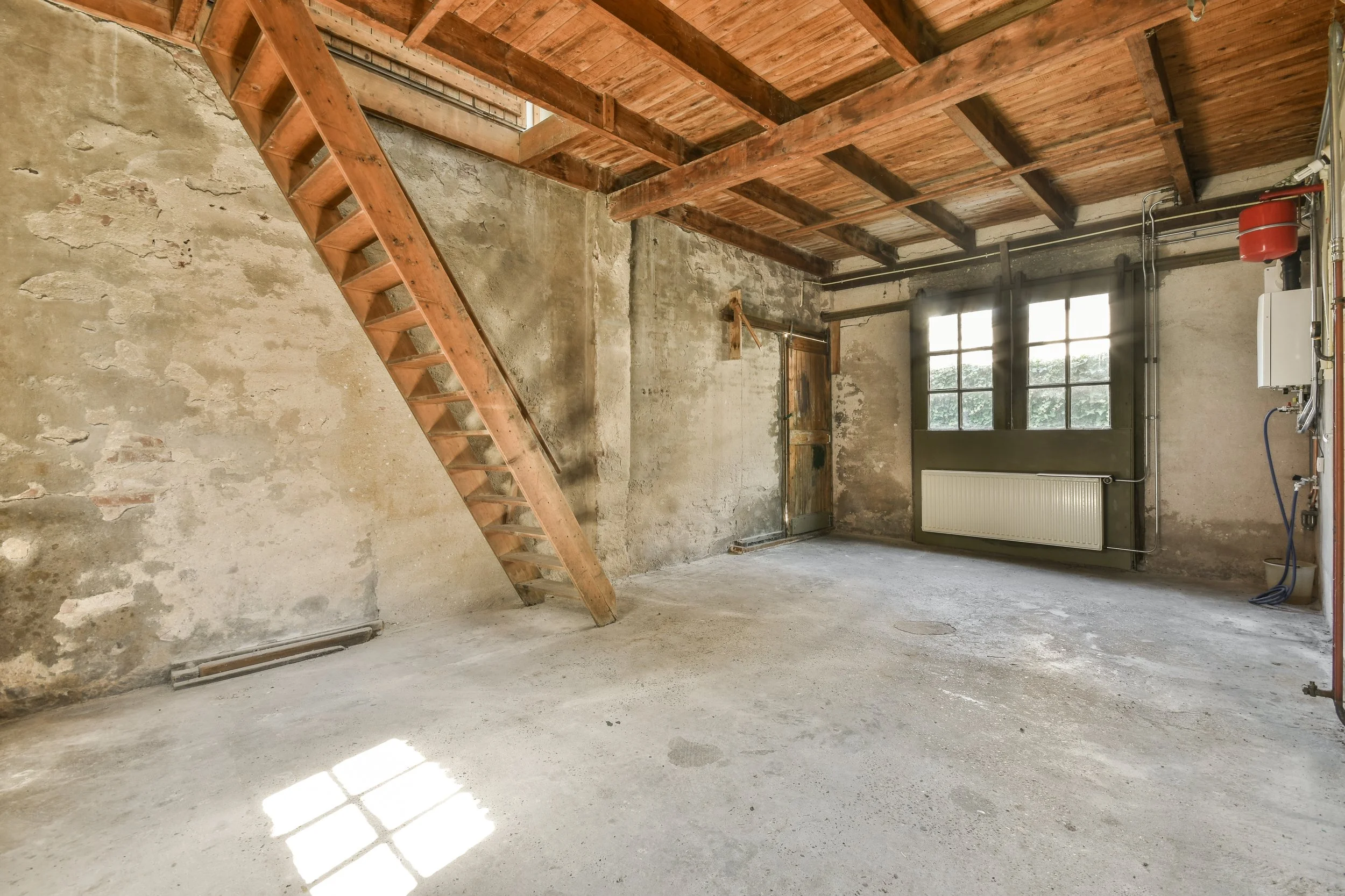 dachboden-mit-treppe-zum-dach.jpg