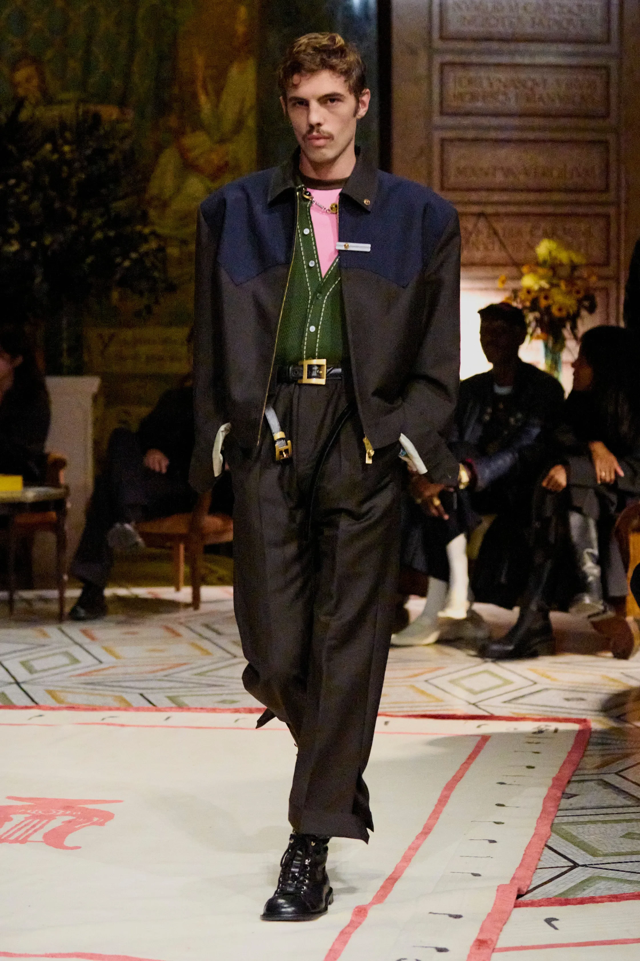 00020-versace-spring-2026-ready-to-wear-credit-brand.webp