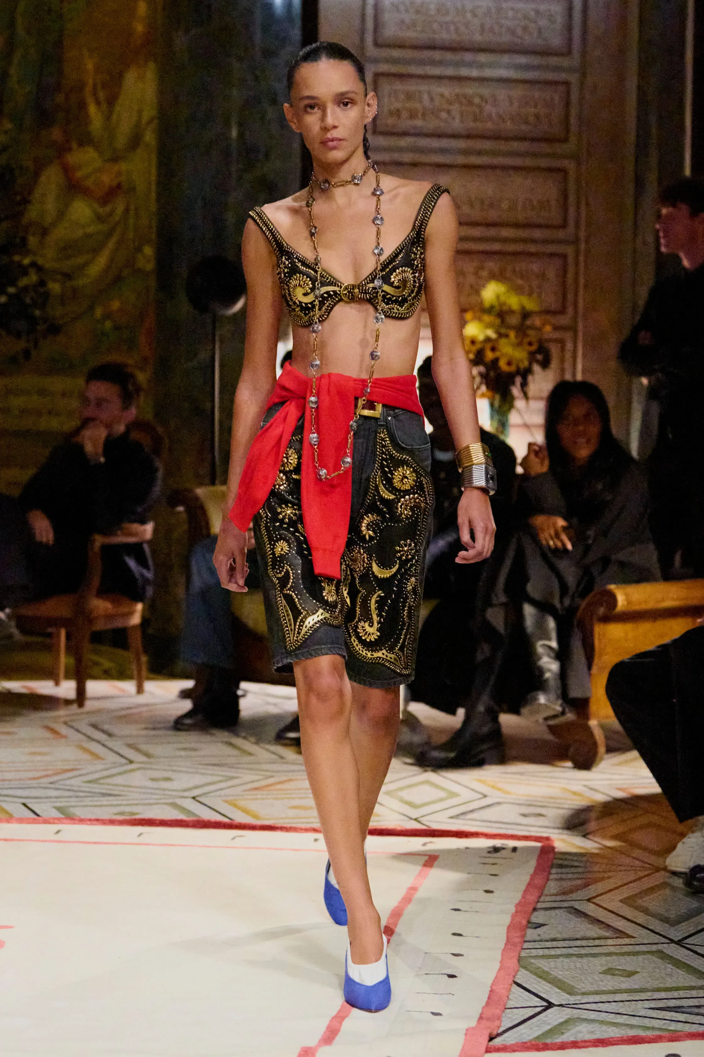 00073-versace-spring-2026-ready-to-wear-credit-brand.webp