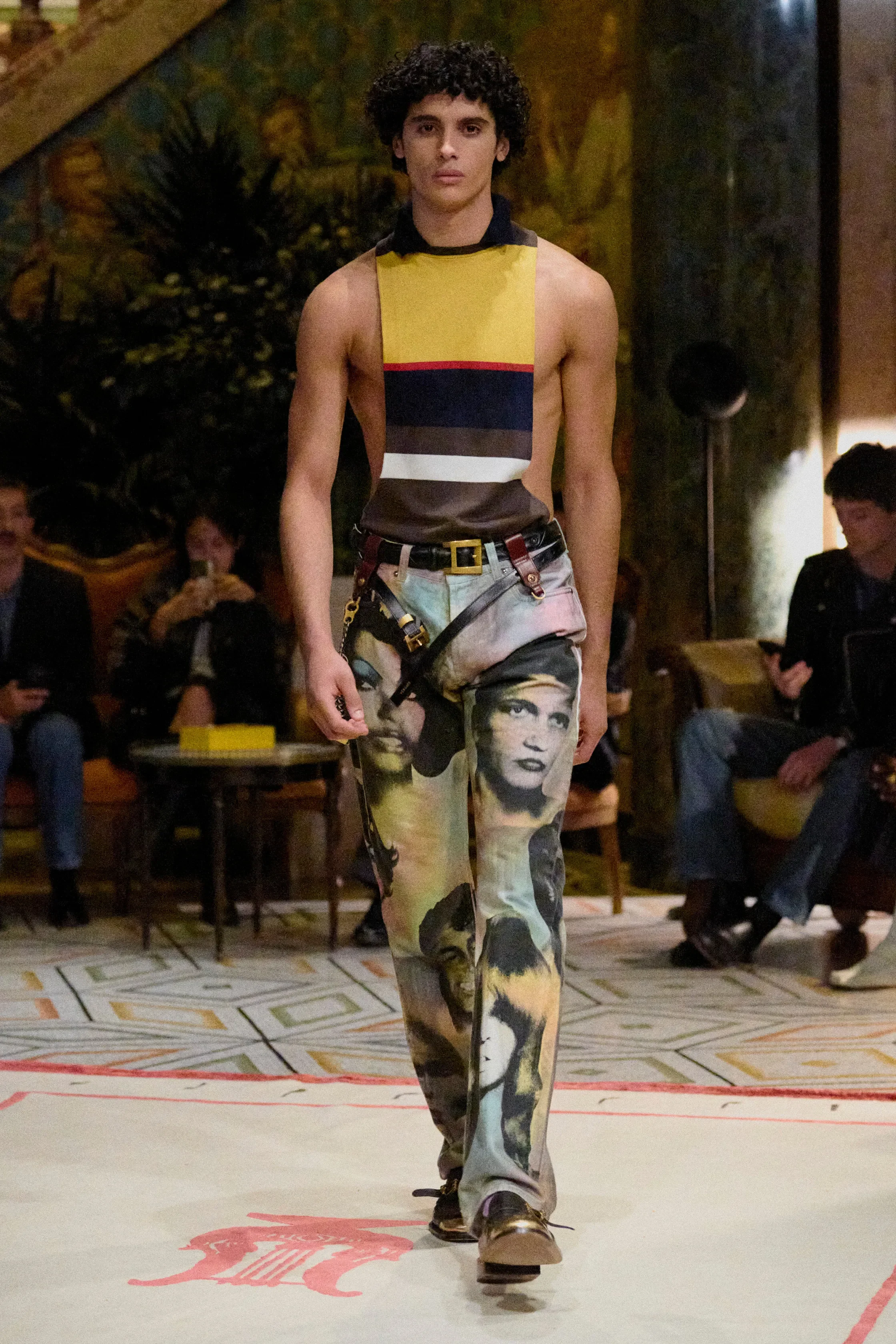 00002-versace-spring-2026-ready-to-wear-credit-brand.webp
