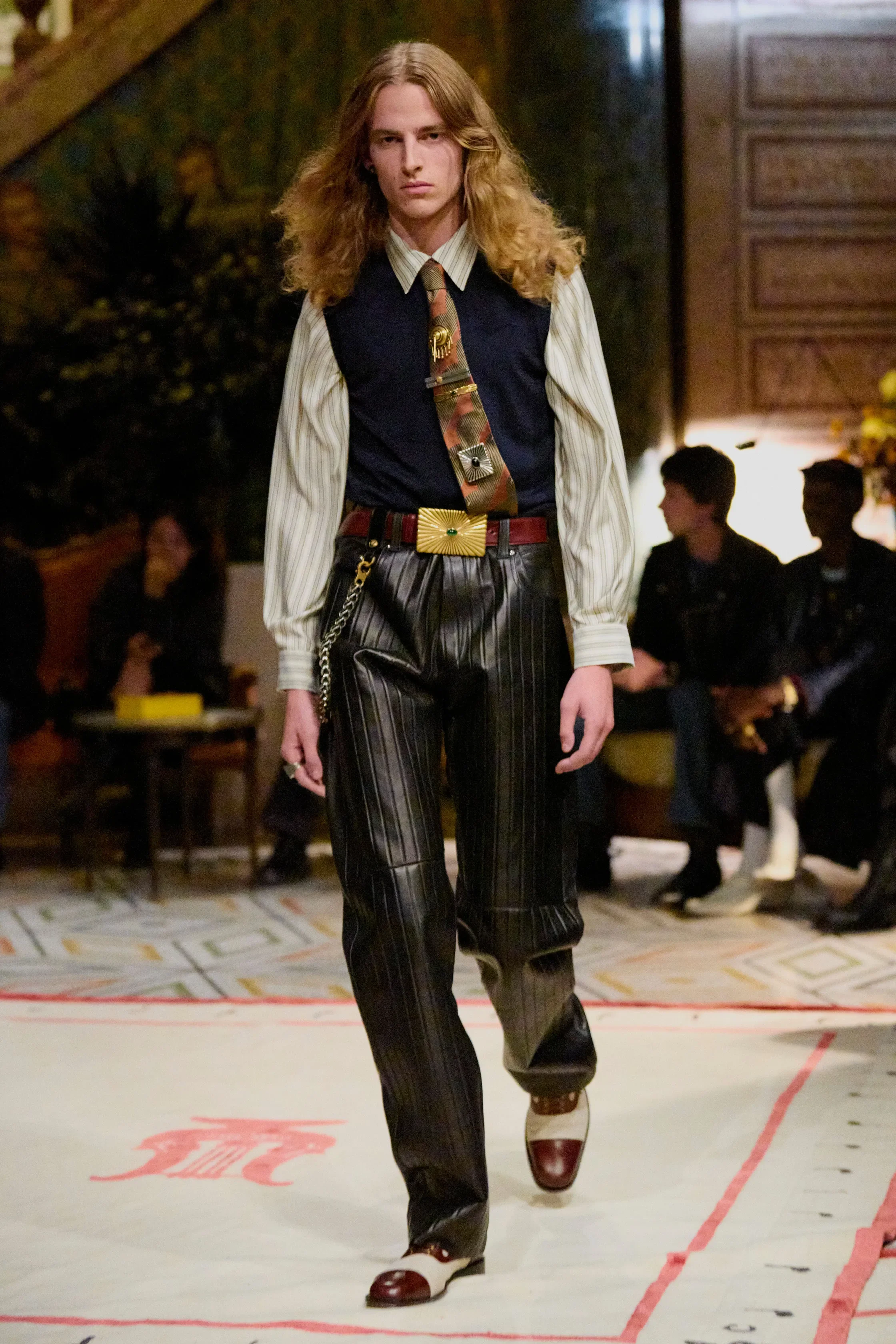 00040-versace-spring-2026-ready-to-wear-credit-brand.webp
