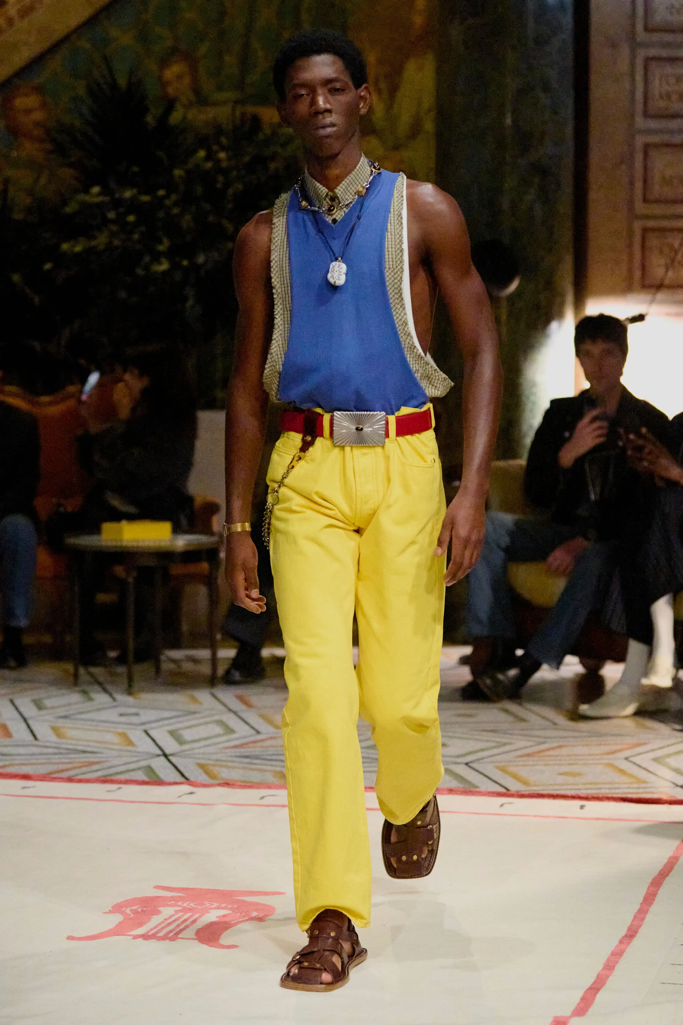 00005-versace-spring-2026-ready-to-wear-credit-brand.webp