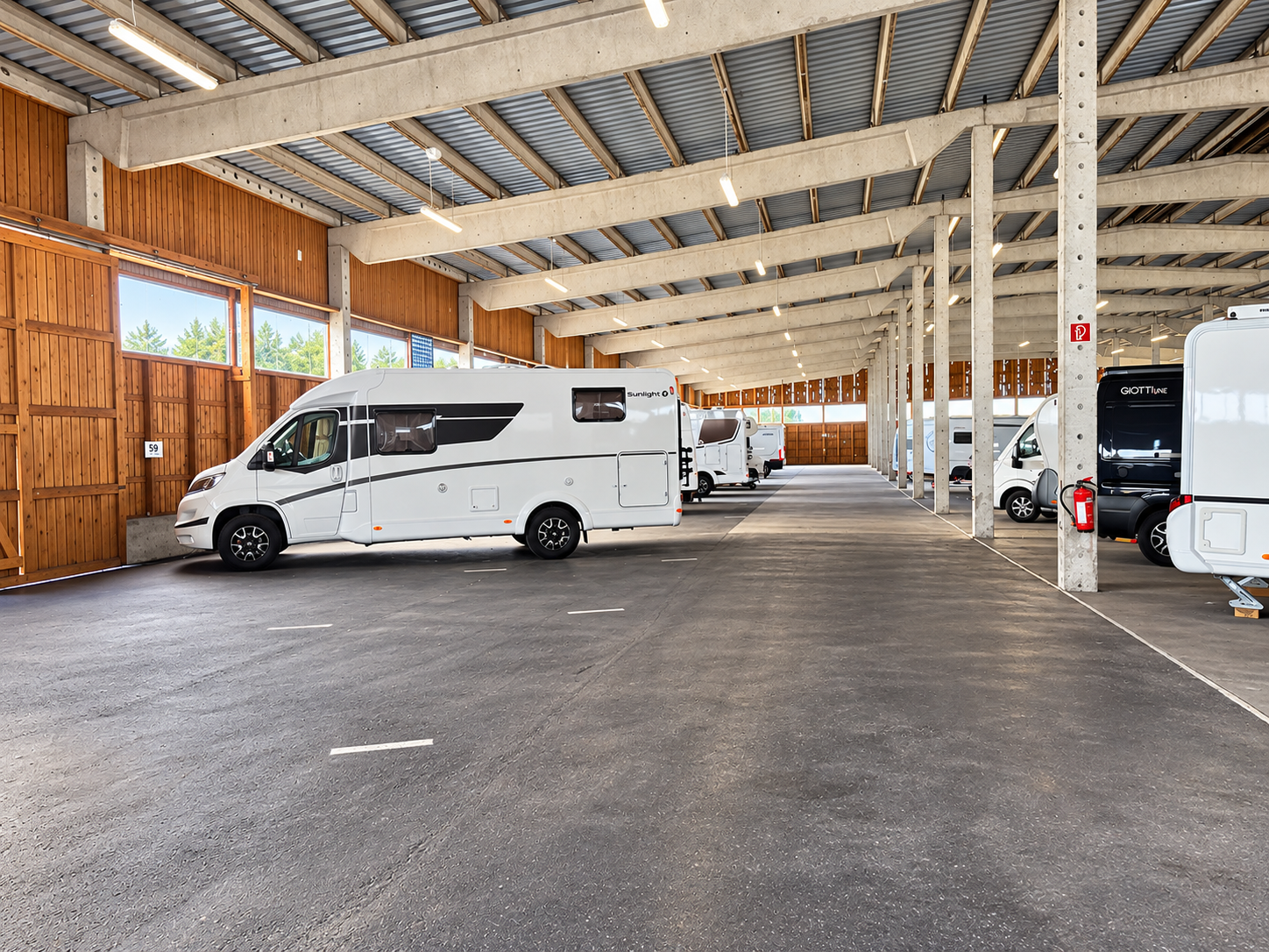 Wohnmobil Stellplätze in einer großen Halle