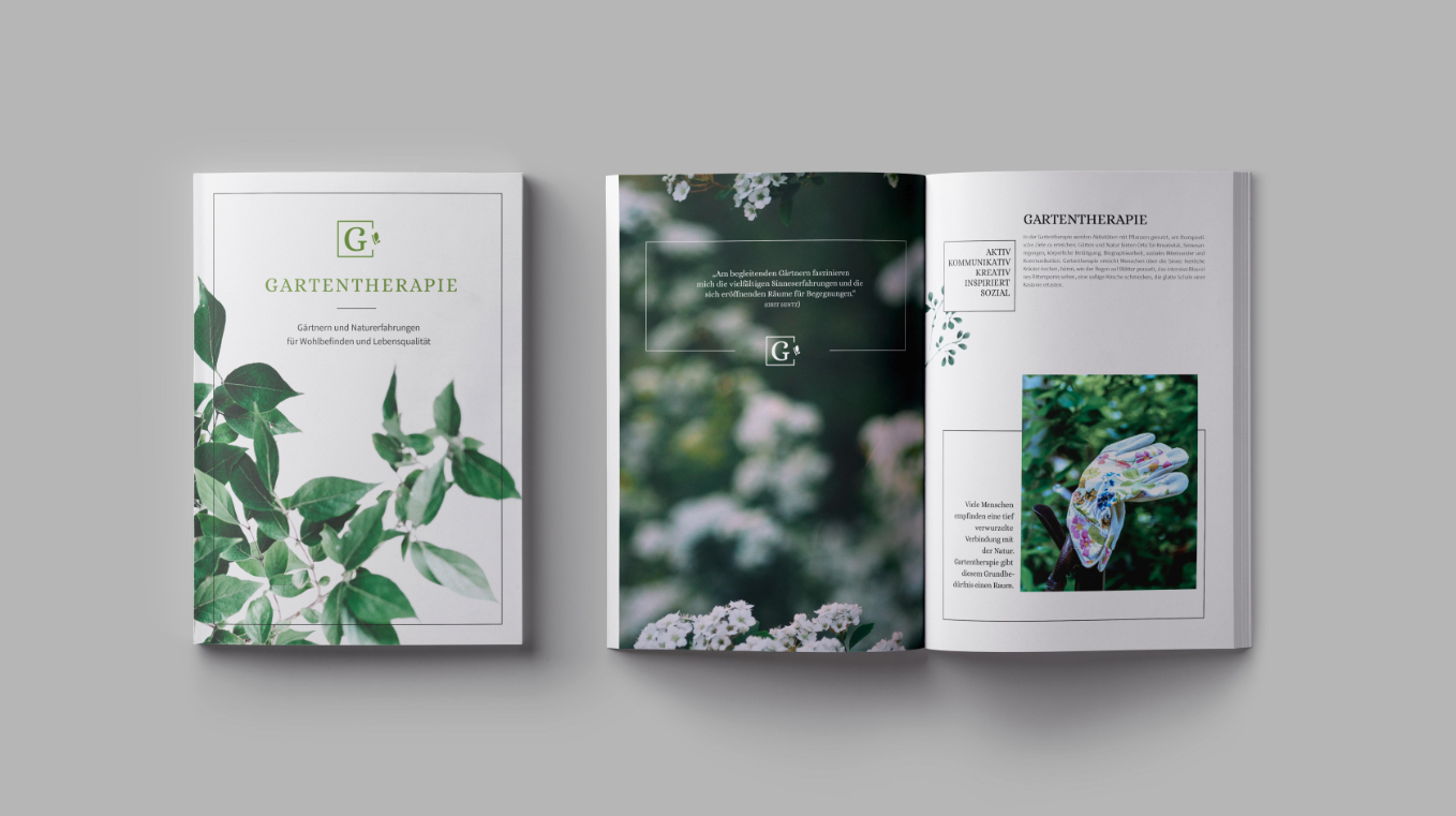 Broschüre zum Thema Gartentherapie, mit grünem Logo und Bäumen auf dem Cover, geöffneter Inhalt mit Text über Gartentherapie und Bildern von Pflanzen und Gartenhandschuhen.