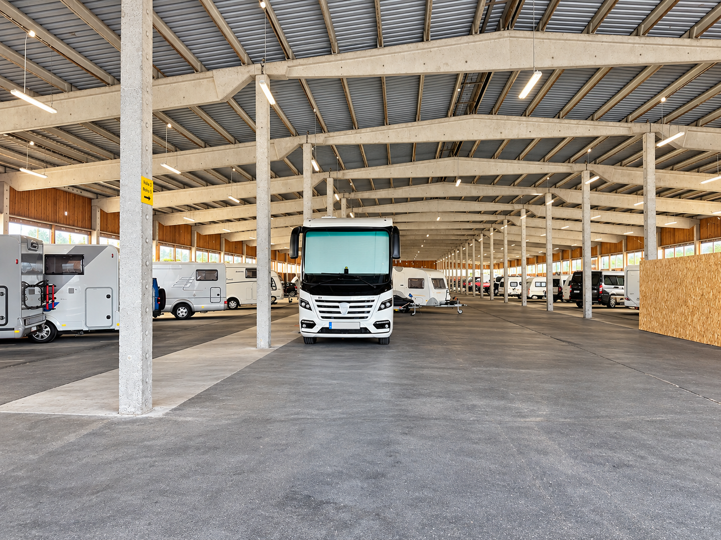 Blick in die Halle mit Wohnmobilstellplätzen