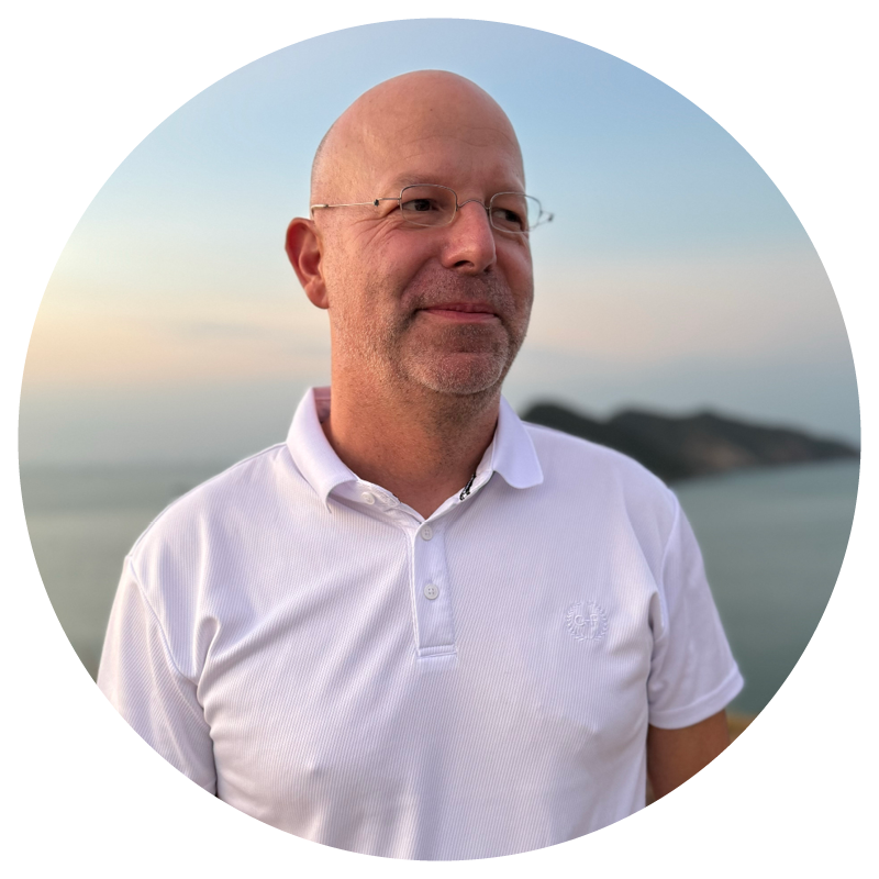 Person in weißem Polo vor malerischer Kulisse