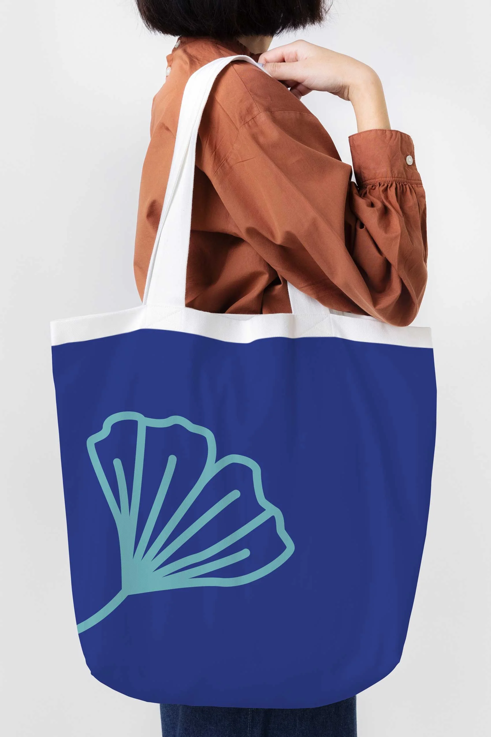 Stofftasche mit großflächiger Ginkgoblatt-Illustration als Teil des Markenauftritts.