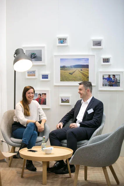 Maria Weding auf der BAUMA Messe mit einem Kunden