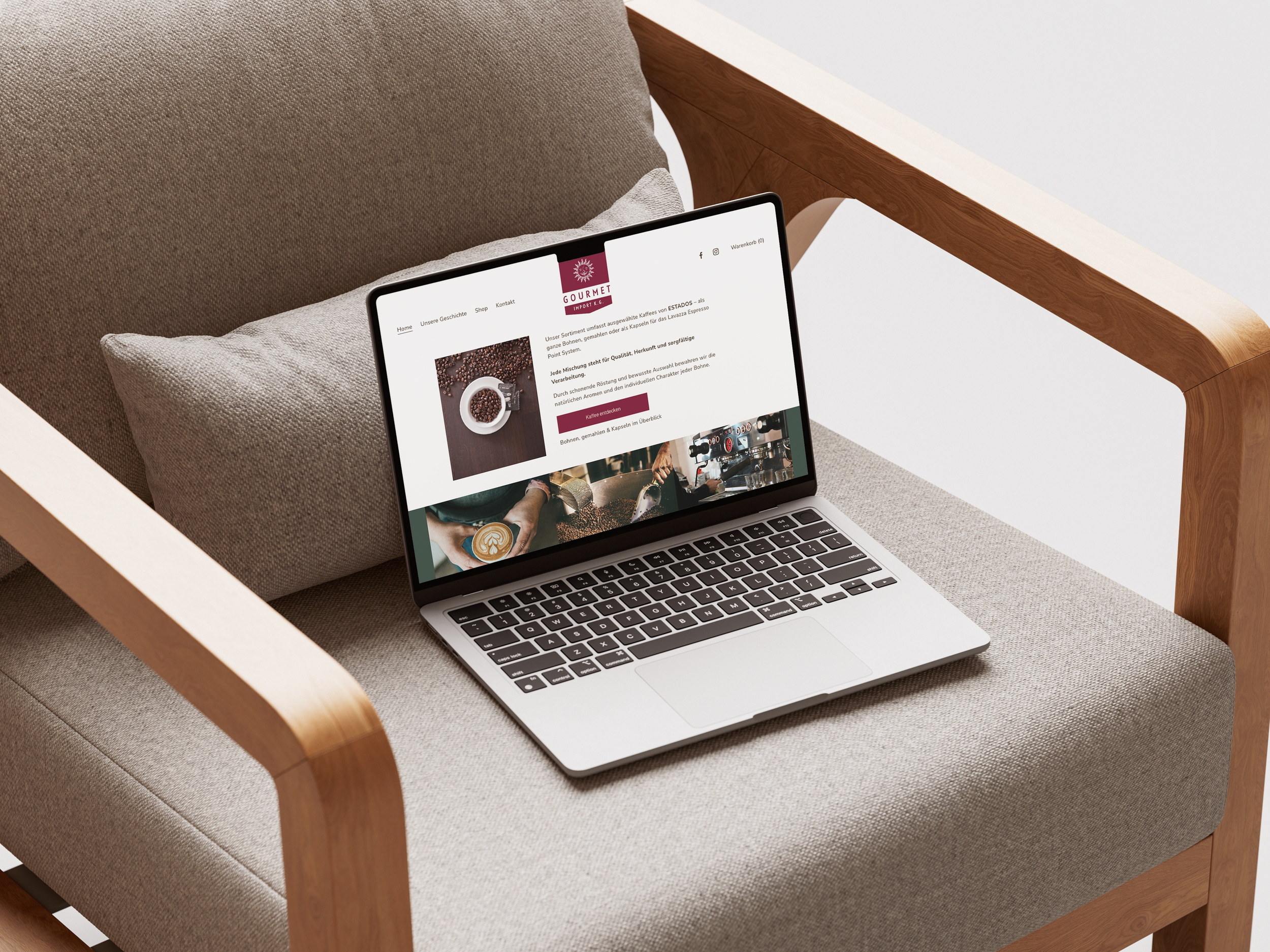 Ein Laptop liegt auf einem Sitzkissen auf einem Sofa, das aus einer braunen, texturierten Stoff besteht. Der Laptop zeigt eine Webseite eines Kaffeegroßhändlers mit Bildern von Kaffee und Barista-Arbeiten.