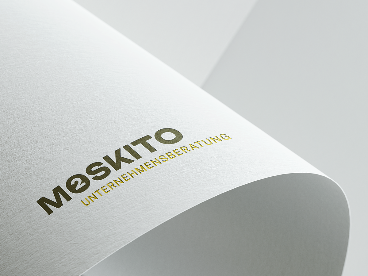 Nahaufnahme eines weißen Blattes Papiers mit schwarzem und gelbem Text: '2MOSKITO Unternehmensberatung'.