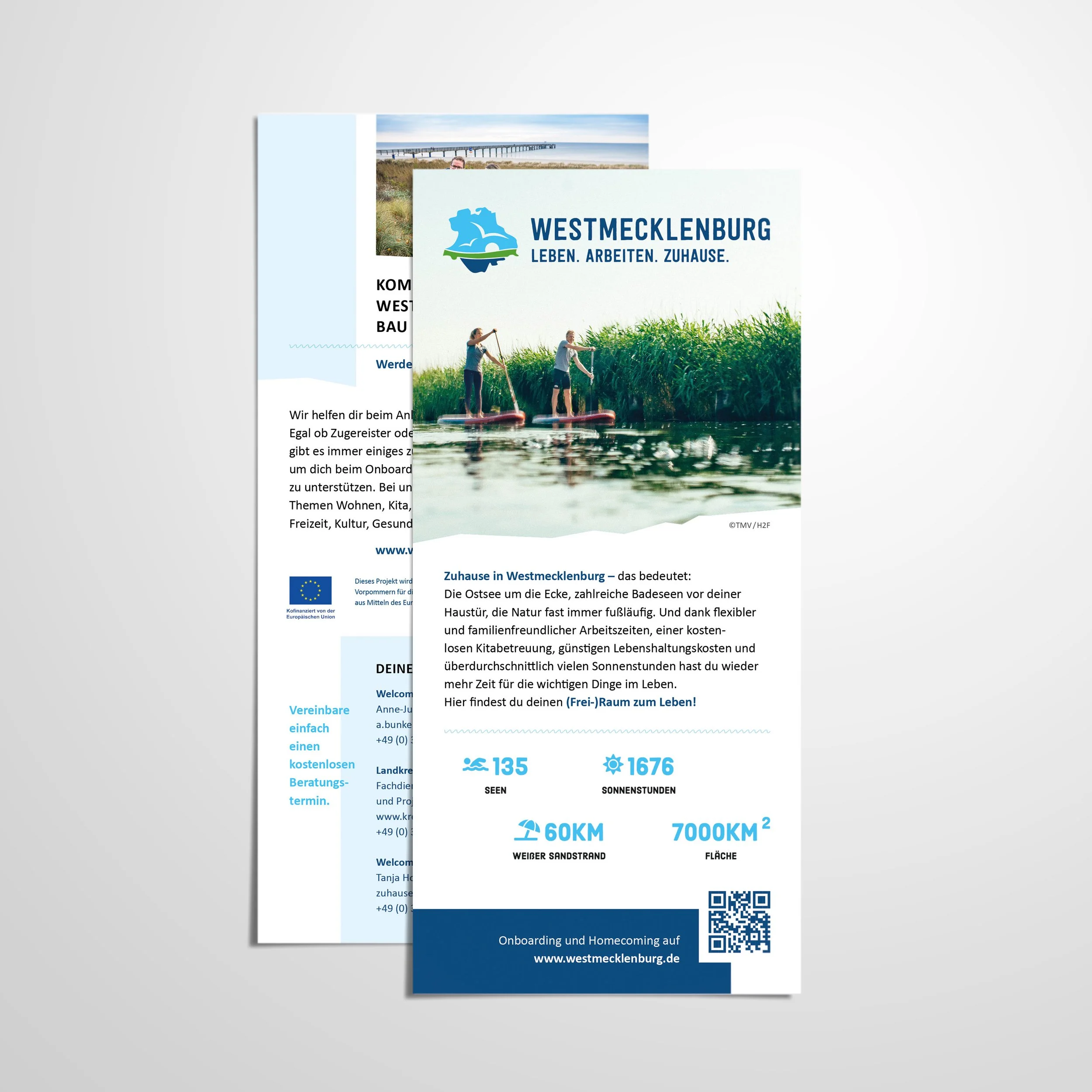 Flyer für Westmecklenburg mit Bildern von Menschen auf einem SUP-Board im Wasser, einem Strand, einer Brücke am Meer, und Textinformationen zu Aufmerksamkeitsdaten, Fläche, Sandstrand, und Kontaktinformationen. Logo und QR-Code sichtbar.