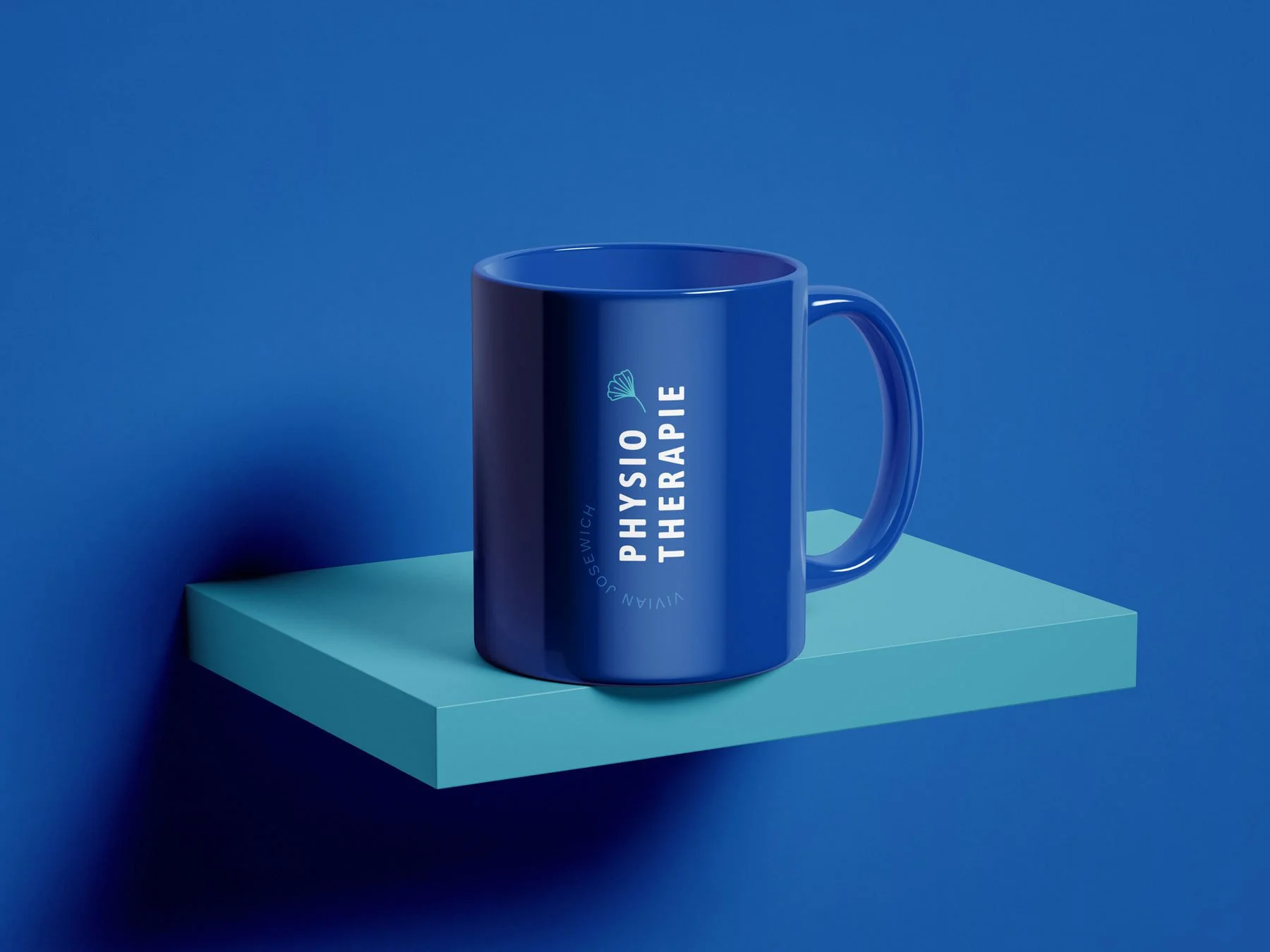 Gebrandete Tasse als Werbeartikel im Corporate Design der Physiotherapiepraxis.