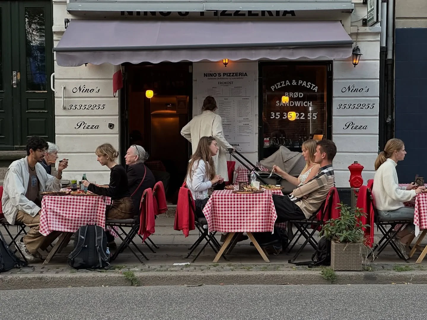 Ovnen er varm og det er pizzaerne ogs&aring;!