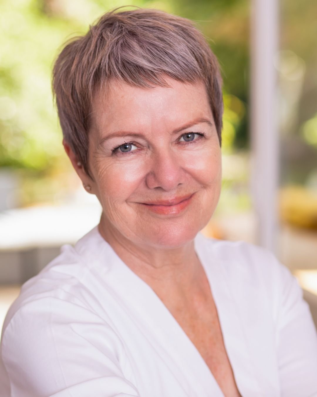 Headshot of Lesley Standing