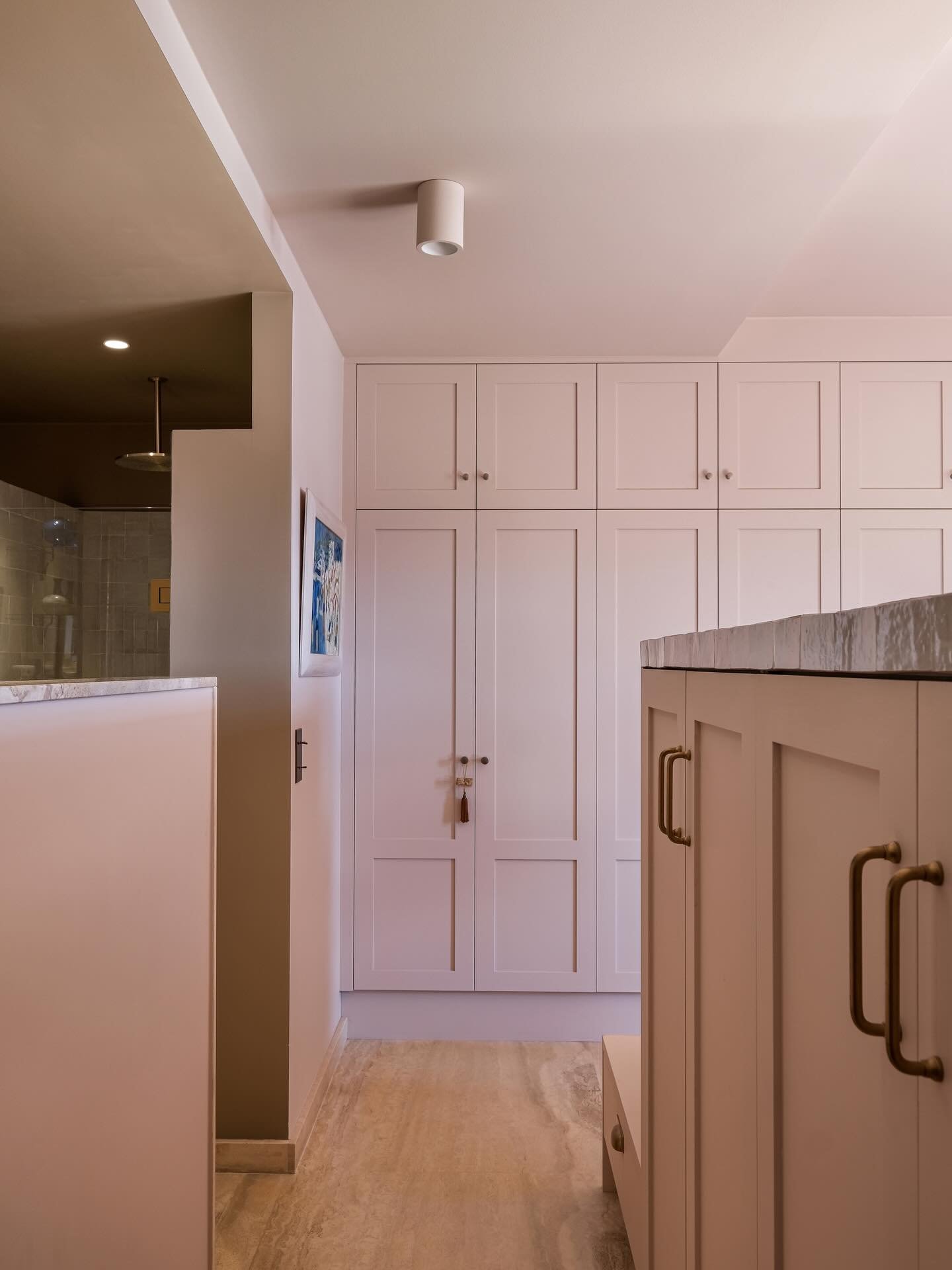 Ce volume n&rsquo;a jamais &eacute;t&eacute; pens&eacute; comme un simple rangement.

Nous avons d&ucirc; recr&eacute;er une estrade compl&egrave;te pour int&eacute;grer les r&eacute;seaux de WC et de douche, les raccorder &agrave; une &eacute;vacuat