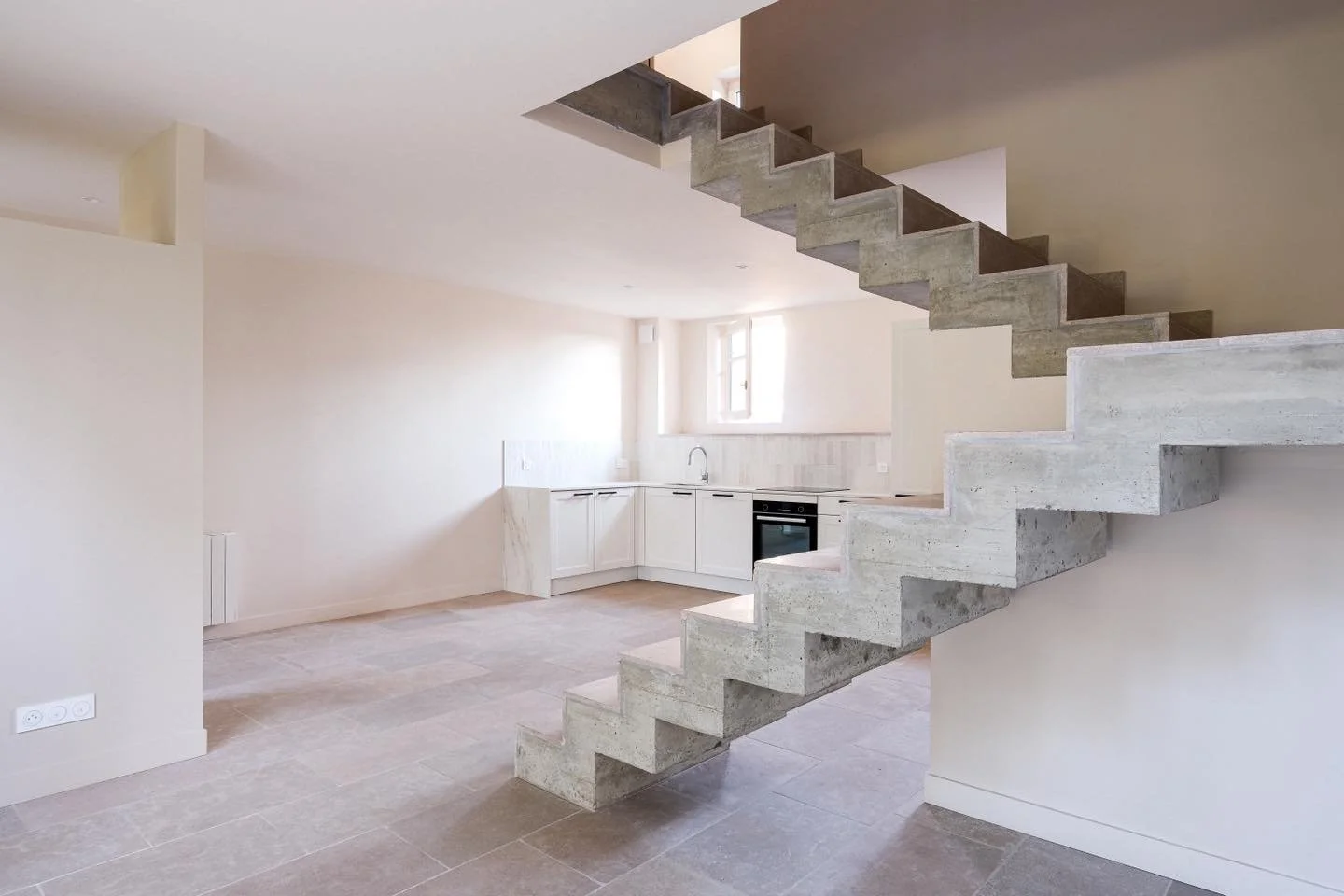 Ce que nous analysons en priorit&eacute; lors d&rsquo;une premi&egrave;re visite

Avant les plans, avant les choix esth&eacute;tiques,
il y a une premi&egrave;re lecture du lieu.

Lors d&rsquo;une premi&egrave;re visite, nous observons :
&ndash; le b