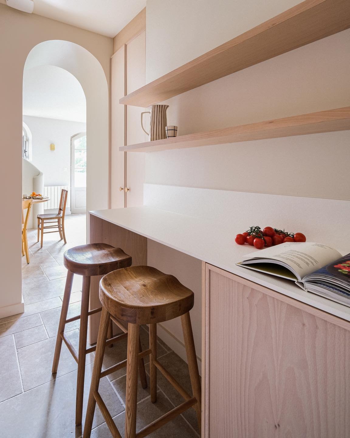 Cette cuisine fonctionne.
Elle est simple, bien proportionn&eacute;e, agr&eacute;able &agrave; vivre.

Et pourtant, sur ce projet pr&eacute;cis, c&rsquo;est ici que l&rsquo;une des erreurs les plus courantes s&rsquo;est gliss&eacute;e&hellip;

La pi&