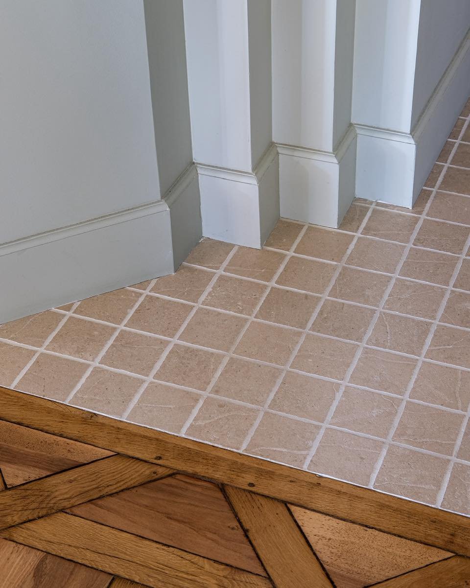 Quand on imagine un chantier, on pense souvent aux entreprises.

Le ma&ccedil;on.
Le plombier.
L&rsquo;&eacute;lectricien.
Le menuisier.

On imagine que chacun intervient &agrave; son tour.

La r&eacute;alit&eacute; est diff&eacute;rente.

Chaque ent