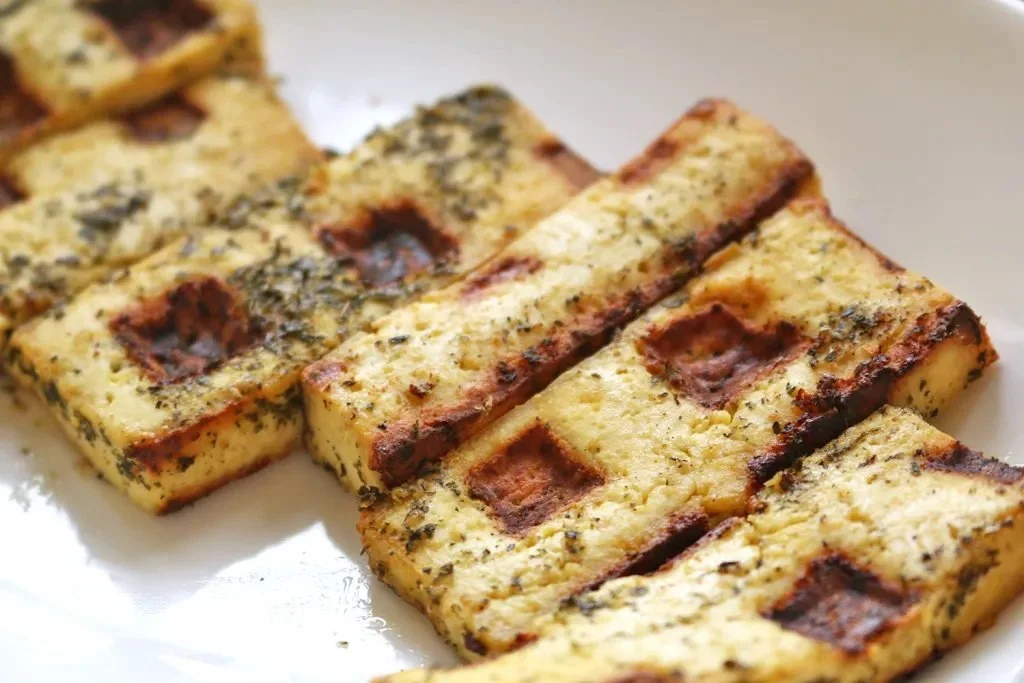 Vegan Tofu Halloumi with a Crunchy Crust: A Recipe to Try!