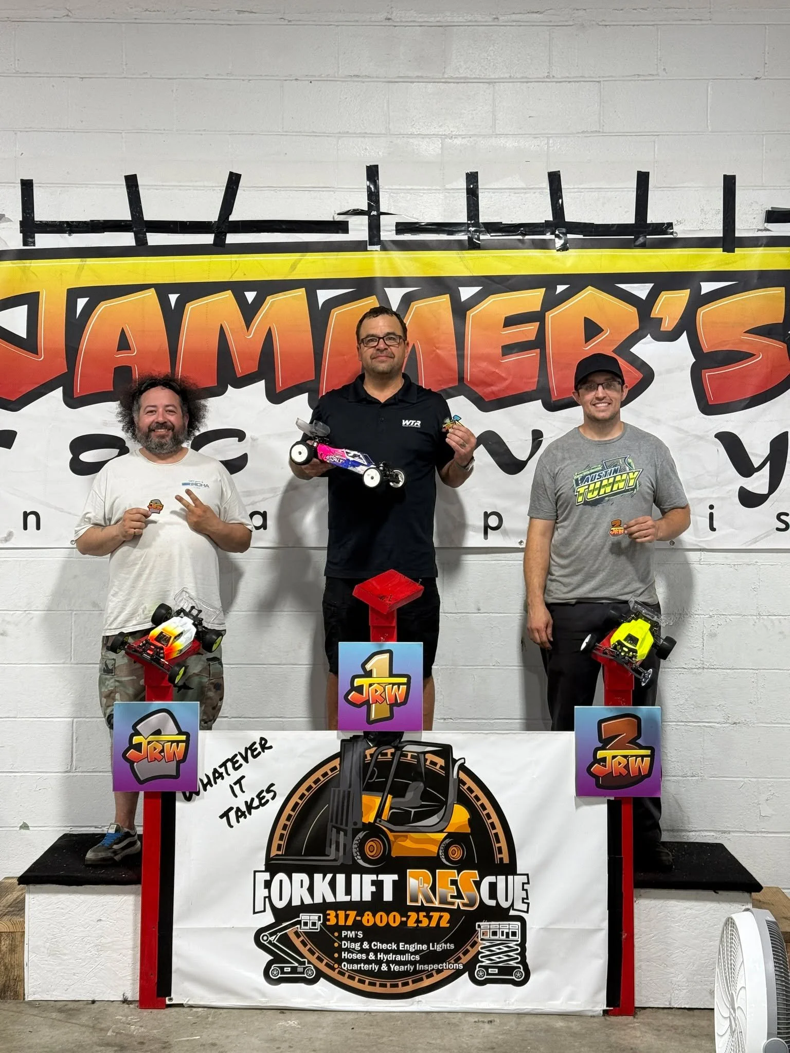 The Few. The Proud... The sweaty! Although officially it never got out of the 70s in the building last night, it was a little warm. But we still managed to put together 3 rounds for our 21.5 and 17.5 buggy guys.
In 17.5 Shawn got and held onto the le