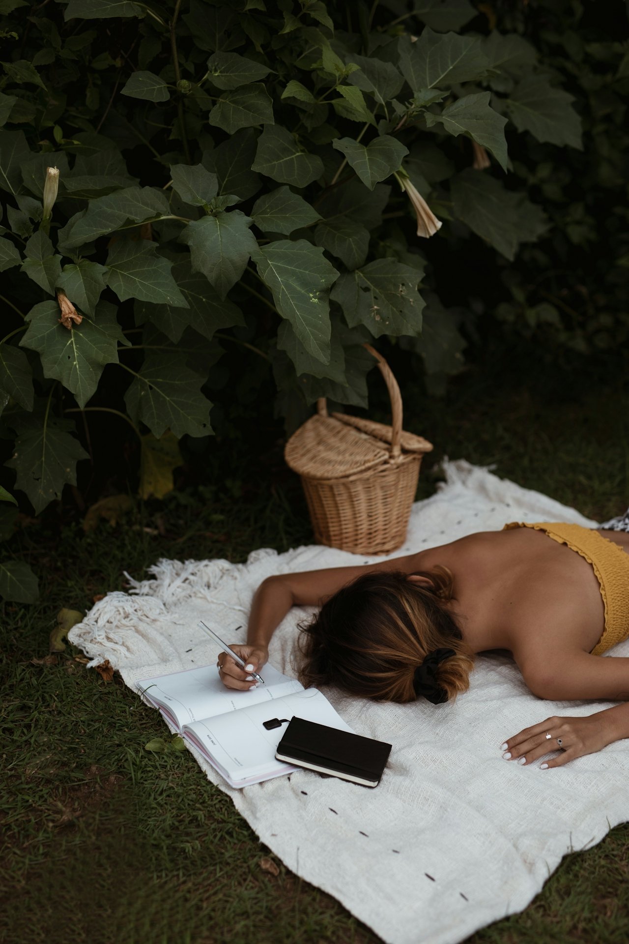 The journaling prompts that actually help you process</span>