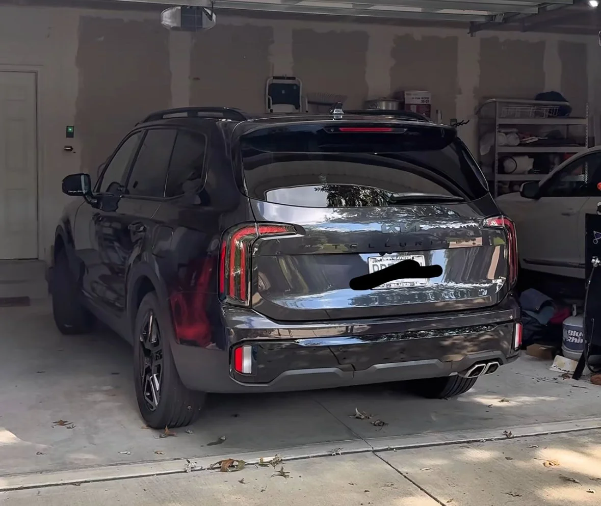 A 2025 Kia Telluride that received a spot polish and 5-year ceramic coating from David’s Auto Spa in St. Louis. The SUV’s paint now has a smooth, glossy finish after correcting isolated imperfections and applying long-term ceramic protection. The 5-y