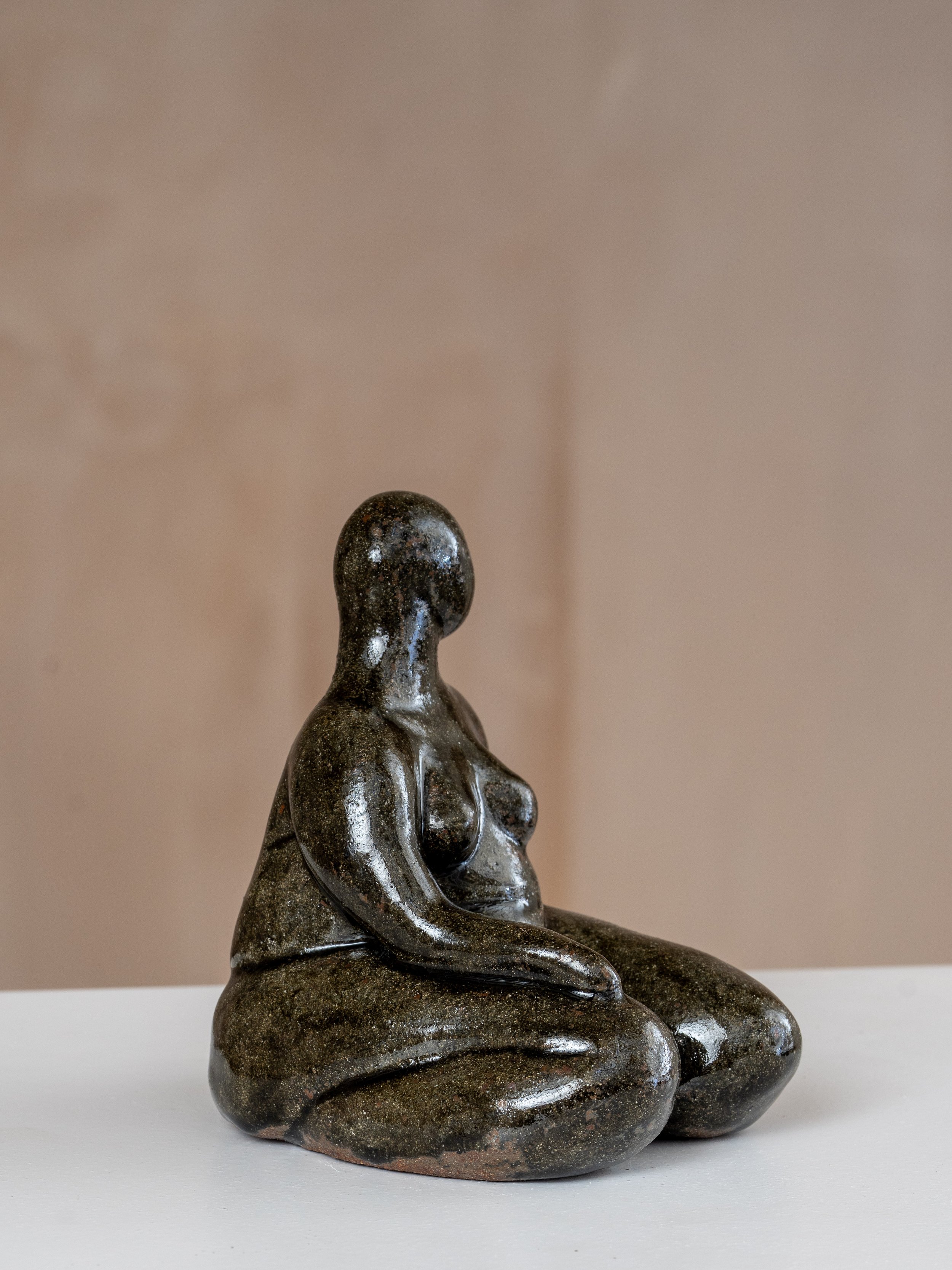 Pose III
Stoneware, Ash glaze, Wood fired. 
14.5 x 9.5 x 12 cm