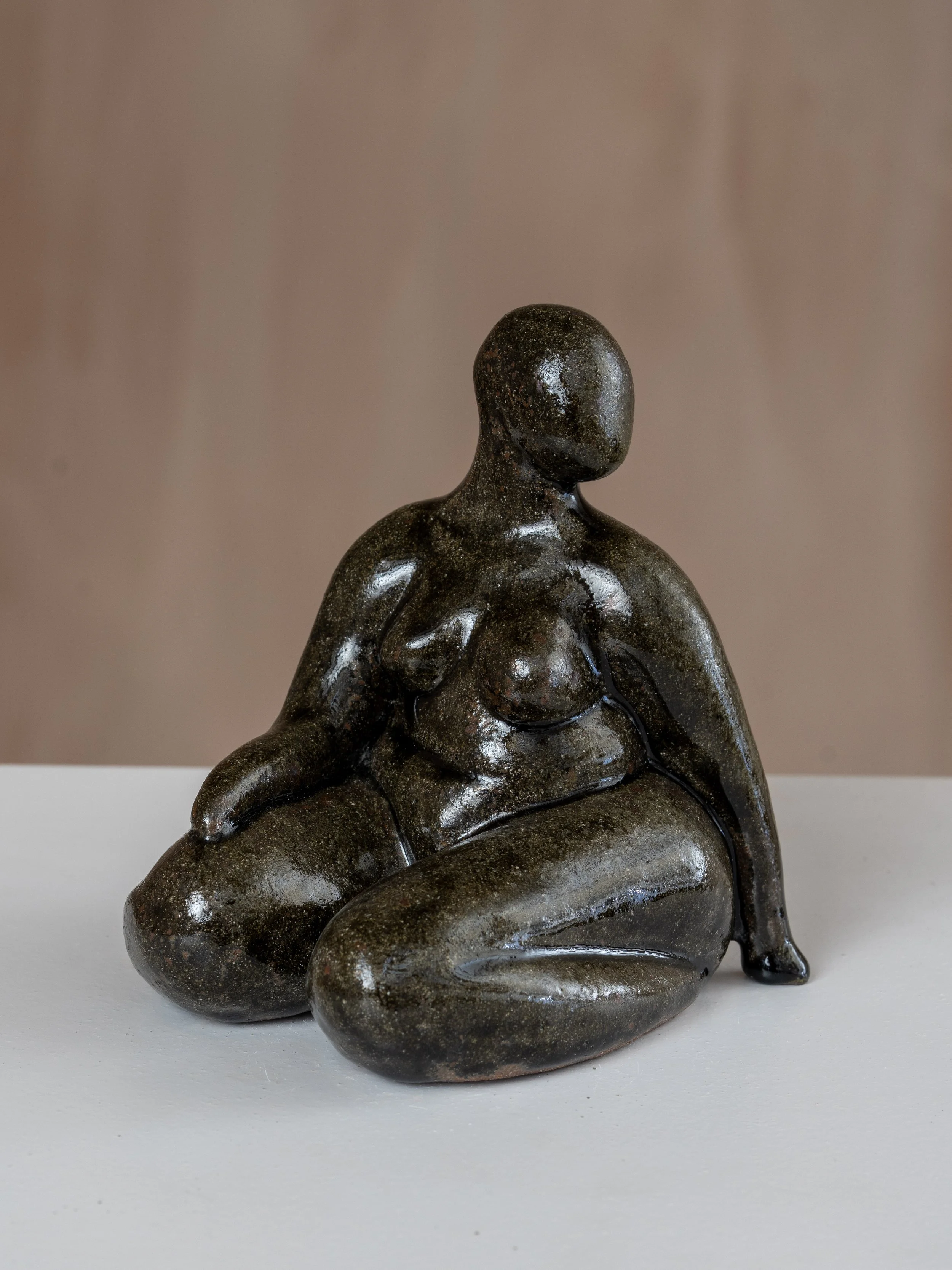 Pose III
Stoneware, Ash glaze, Wood fired. 
14.5 x 9.5 x 12 cm