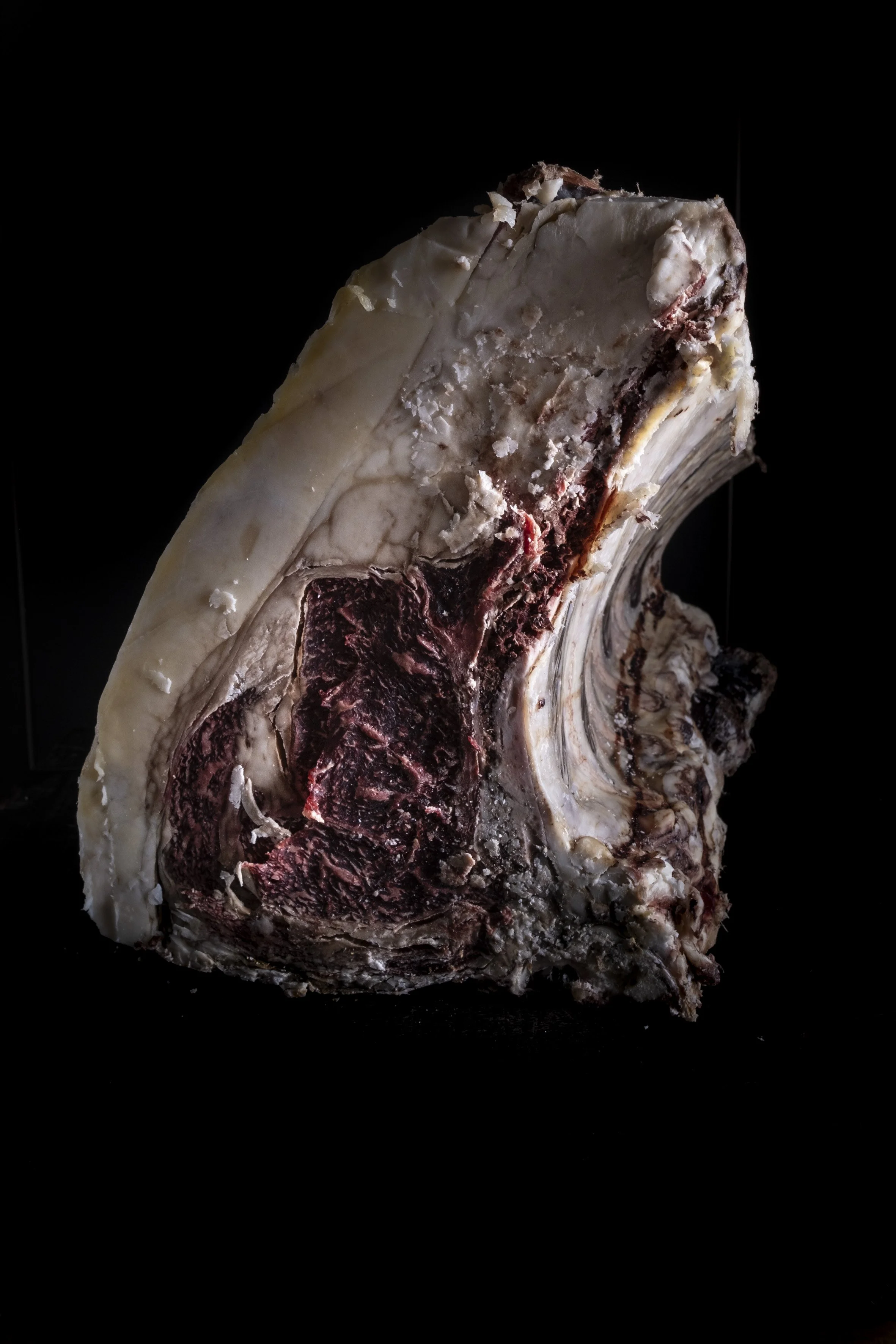 Costolette di manzo con osso su sfondo nero