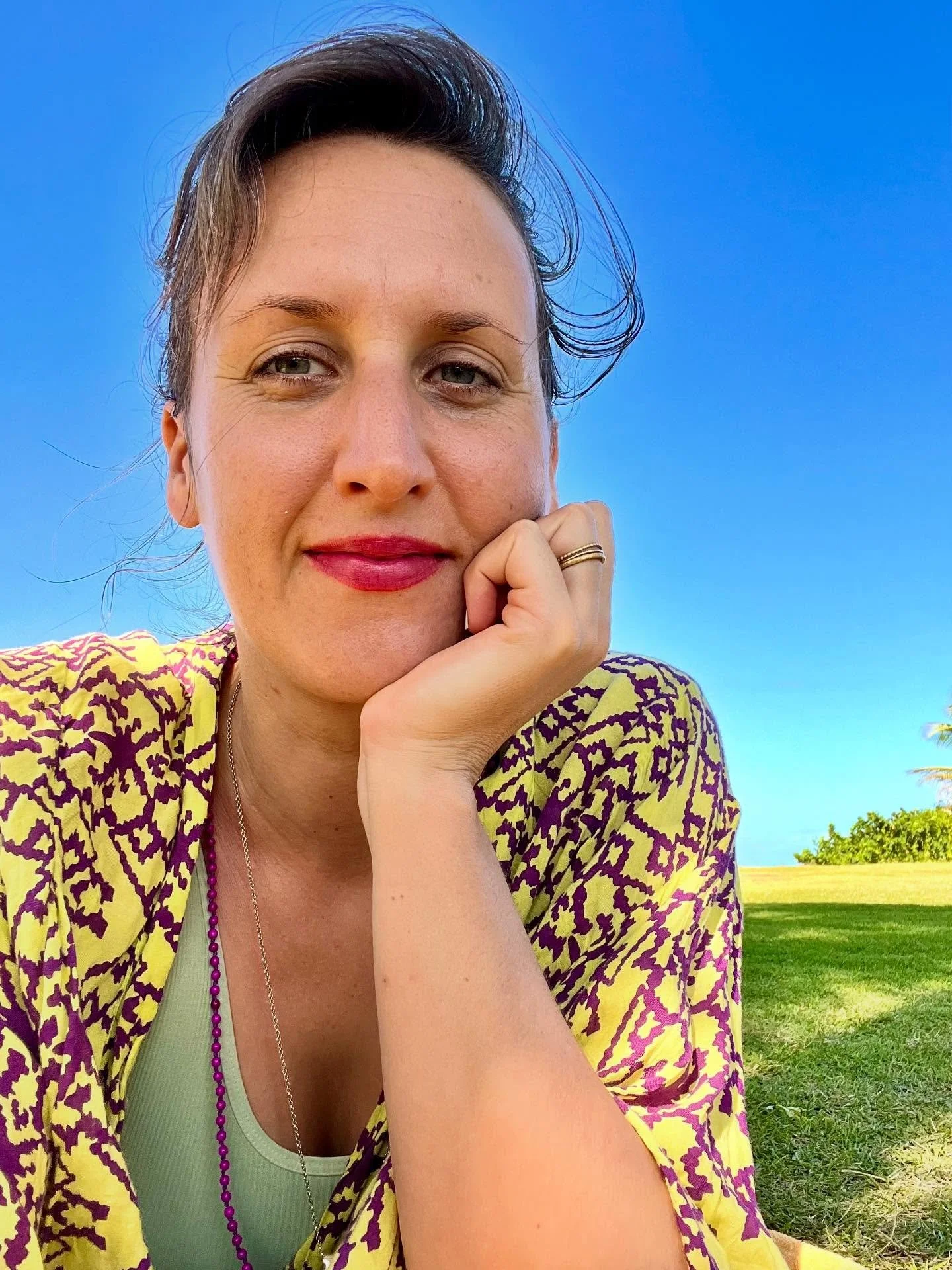 Sehnst du dich auch nach Tiefe?
 Nach echten Beziehungen, in denen du dich zeigen darfst &ndash; mit allem, was du f&uuml;hlst?
Oft halten wir an Harmonie fest, anstatt ehrlich zu sein. Wir l&auml;cheln, obwohl es weh tut. Doch wahre Verbindung entst