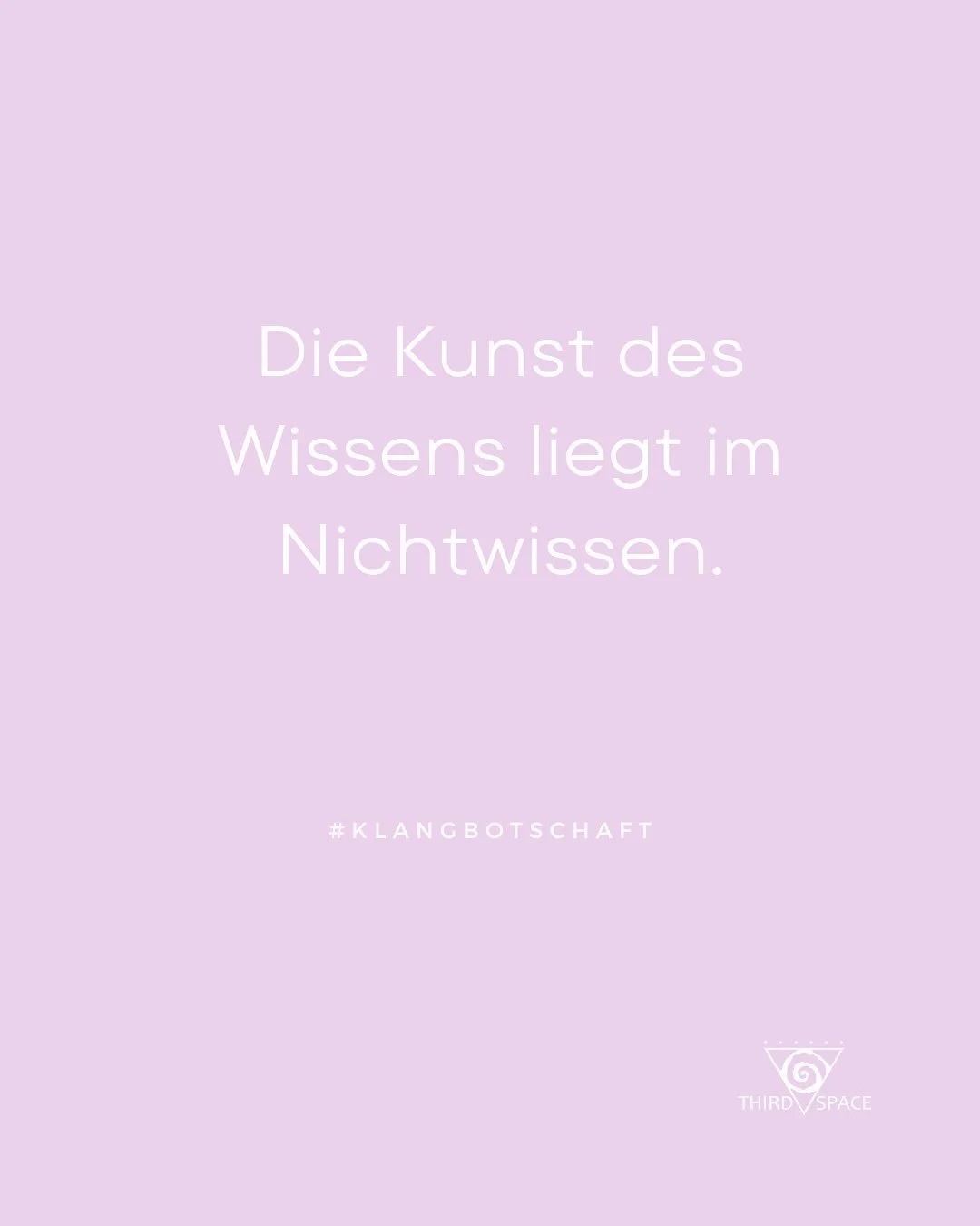 Das Nichtwissen ist kein Mangel. Es ist ein Raum. Ein Feld, in dem sich Dinge ordnen, die der Verstand nicht greifen kann. Wenn du nicht wei&szlig;t, &ouml;ffnet sich etwas. Eine Weite. Eine Stille. Ein Raum, in dem Klarheit nicht erzwungen wird, son