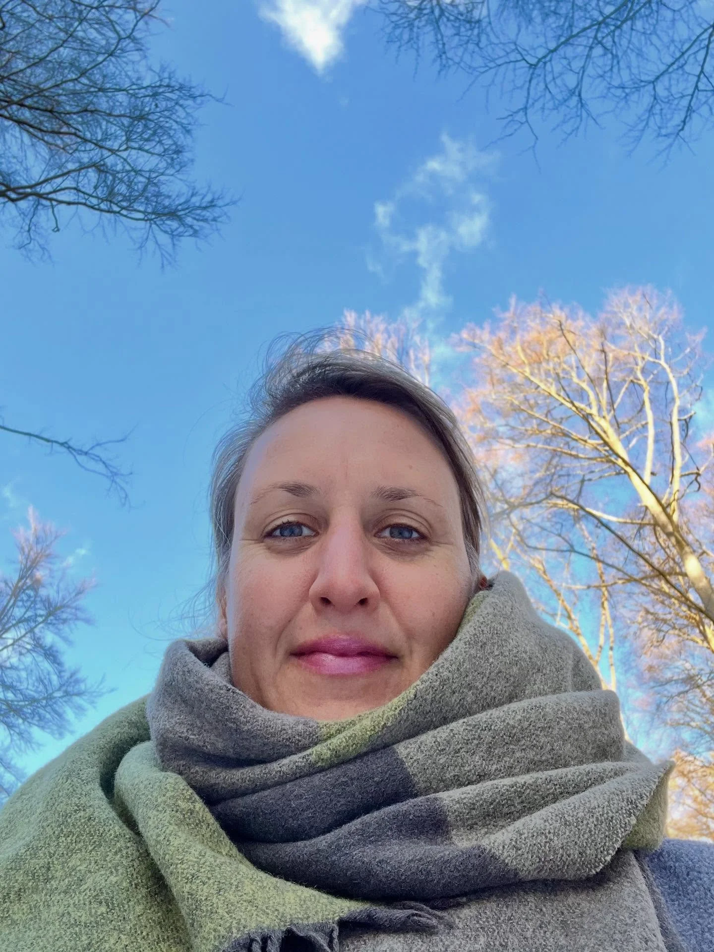 Ich bin wieder zur&uuml;ck. Nach einer guten Pause. In der sich viel ver&auml;ndert, transformiert und gekl&auml;rt hat. Mit vielen Erkenntnissen und dem Schlie&szlig;en alter Kapitel. Und jetzt bin ich wieder pr&auml;senter hier &ndash; und freue mi