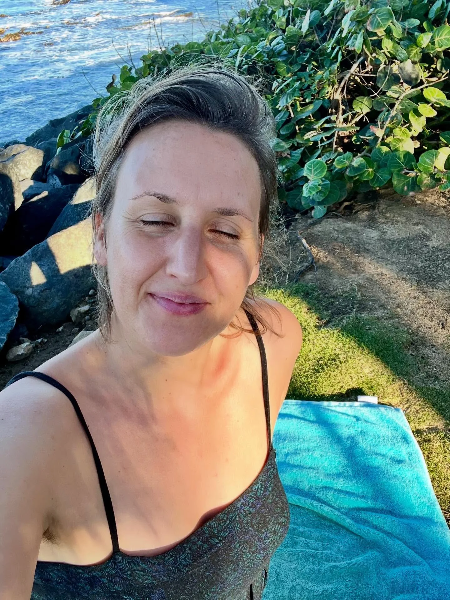 Wir w&uuml;nschen uns inneren Frieden. 🪽

Und vielleicht hast du schon so viel daf&uuml;r getan. Du nimmst dir Zeit f&uuml;r dich. Du meditierst.

Und dennoch sp&uuml;rst du eine untergr&uuml;ndige Anspannung in deinem System. Wie ein leises Rausche