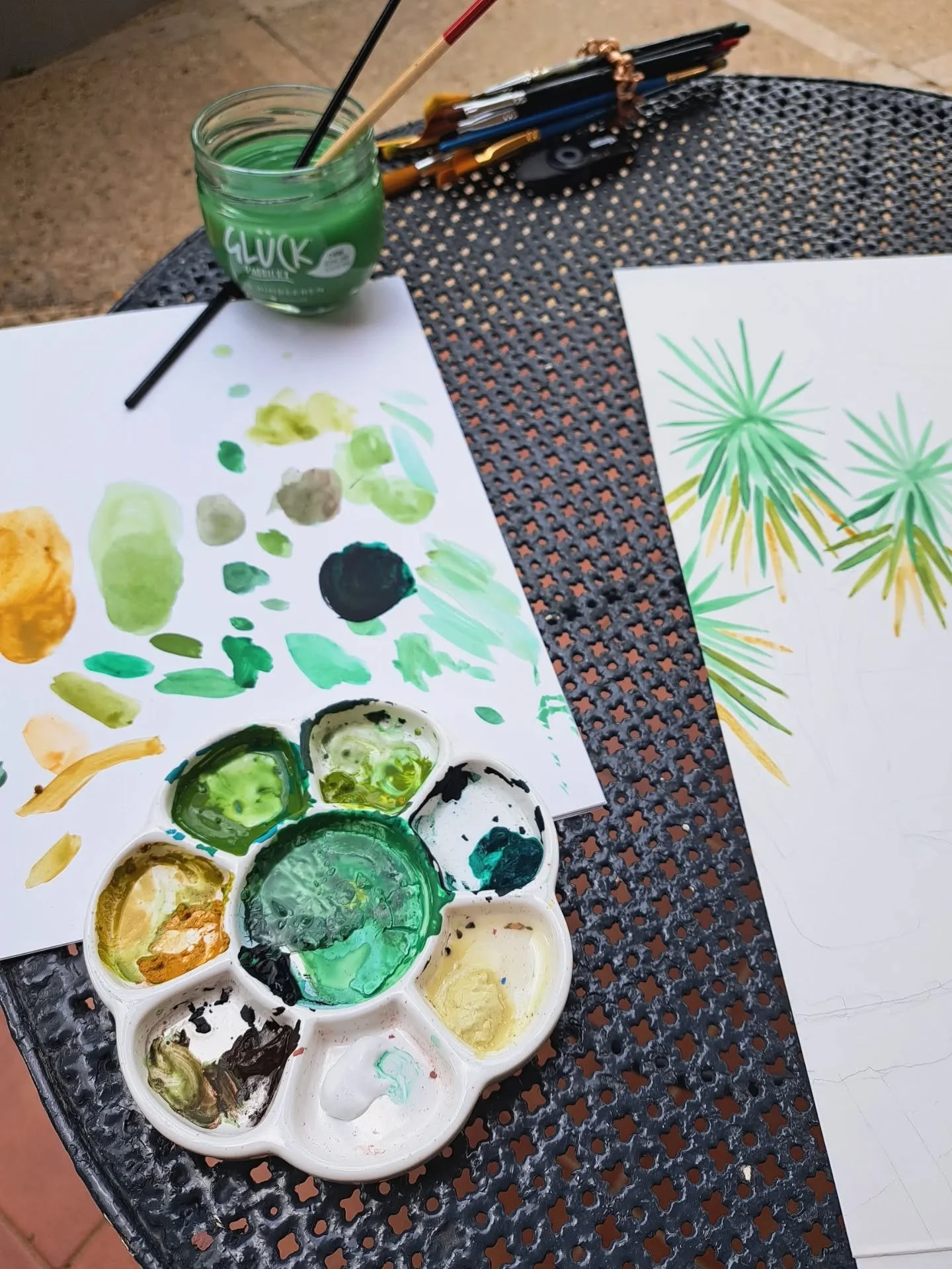 As Mallorca's temperatures drop*, I'm excited to start a new painting series I've been conceptualizing for almost 1.5 years - and wow, it's incredibly fun 😊💚🌵! 
*to 20 to 24 degrees ;)
#illustration #gouacheillustration #paintingoutdoors #mallor