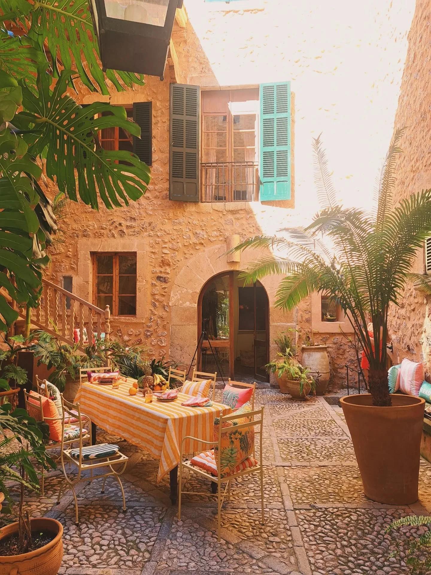 Some behind the scenes shots of the photoshoot with @textilwerkcom. 🌴

Textilwerk invited me to attend the set in Hotel Coraz&oacute;n in Mallorca, to see how they style and photograph my Tropical Paradise summer collection. 

The team also filmed s