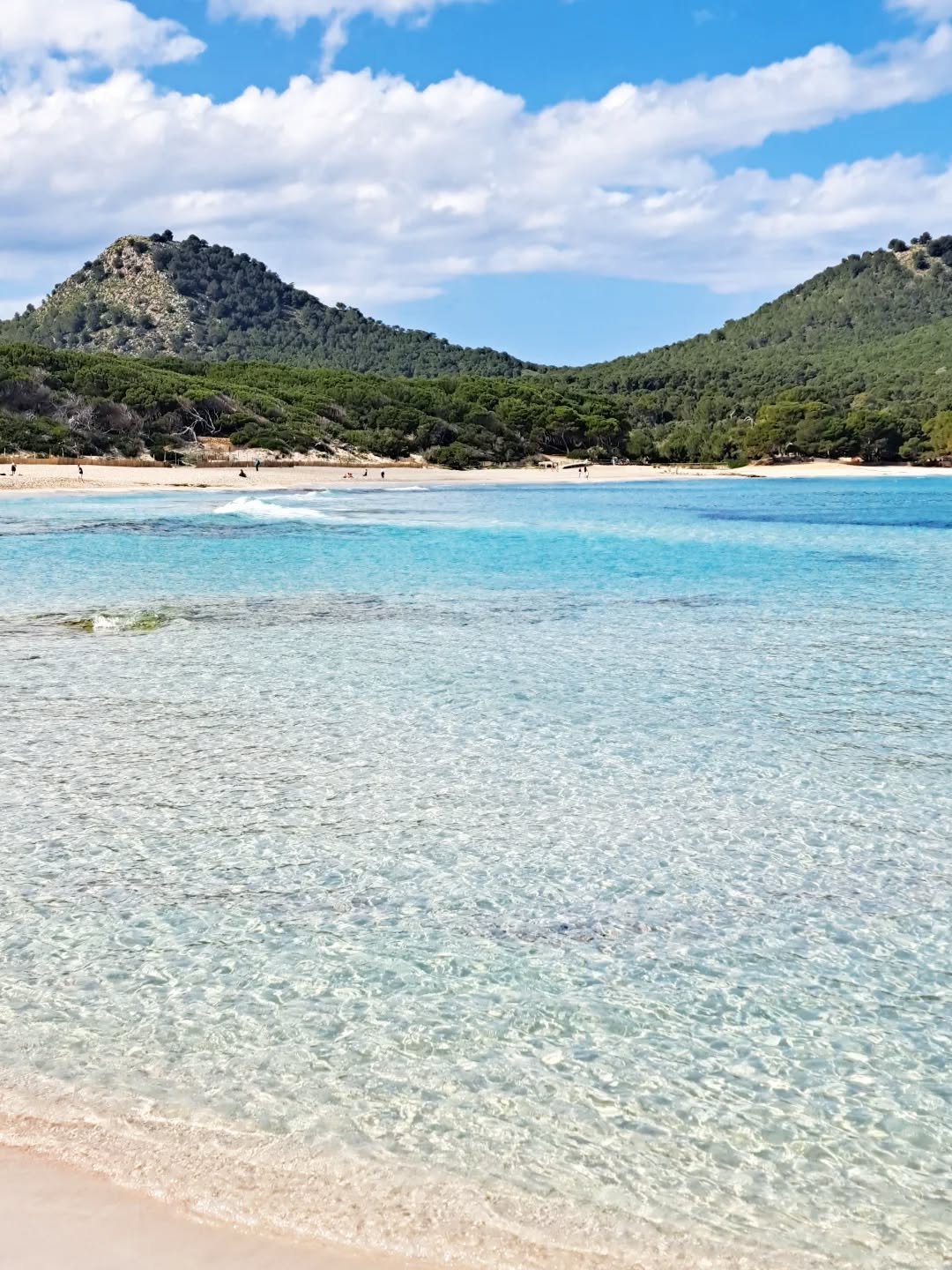 Enjoying the off-season in the east of Mallorca with fewer tourists and empty beaches. Many people wrote me if I am on vacation, but no, this is Mallorca, too. 🌊

#mallorca #mallorcaisland #natureinspired #naturephotography #turquoisewater